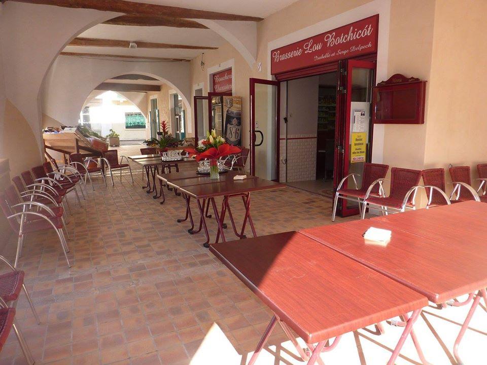 CAUSE RETRAITE FOND DE COMMERCE MULTISERVICES BRASSERIE EXPLOITABLE IMMEDIATEMENT SANS TRAVAUX A REALISER: 
Bastide au coeur du Sud Ouest commune authentique , emplacement n°1 avec parkings, terrasse XXL sous ses cornières privatives,  proximité immédiate agence bancaire, pharmacie et mairie. 
Idéal projet pour professionnels issus du commerce alimentaire et ou de la restauration ou familial, très bonne affaire tenue depuis 3 générations connue sur zone et au delà, excellents résultats avec potentiel de développement, aucuns travaux à prévoir, accès PMR, méga vente extérieure possible, aucun salarié à reprendre. 1ére mise sous location cause départ en retraite.
FOND DE COMMERCE: Epicerie, tabac presse, vente de gaz et dépôt de pain, boucherie charcuterie, traiteur avec présence sur les marchés locaux et portage de repas, événementiels ponctuels avec animations musicales, fournisseur de clubs sportifs et associations. Rénovation complète en 2011: carrelages, faïences, isolation, climatisation, électricité, sanitaires, sécurité, agencements des locaux techniques et sociaux, matériels réglementaires. Aucun droit de place à payer.
SURFACE DE VENTE ALIMENTAIRE EPICERIE GENERALE/BOUCHERIE: sans aucune franchise ni affiliation, fournisseurs locaux et distributeurs historiques, gondoles, frigo, vitrines, caisse enregistreuse, informatique, intra com en parfait état, ERP aux normes régulièrement vérifié. Réserve produits secs et matériel, banc fruits et légumes, présentoirs extérieurs, tables et chaises. Tournée possible.  
BRASSERIE: parfaitement rénovée, cosy et fonctionnelle avec son comptoir d'accueil, salle de restaurant 15 couverts, possible jusqu'à 100 personnes en extérieur. Soirées concert et animations gastronomiques à thème. Animaux acceptés; Référencements moteurs de recherche CHR. Pas de site internet mais à prévoir pour le dernier boost de cet établissement rare sur zone !!
Curieux et négociateurs en herbe s'abstenir: résultats comptables présentés lors de la visite sur place aprés transfert des identités et garanties de financement exigées. Prix de vente Hors Taxes. Loyer trés modéré.