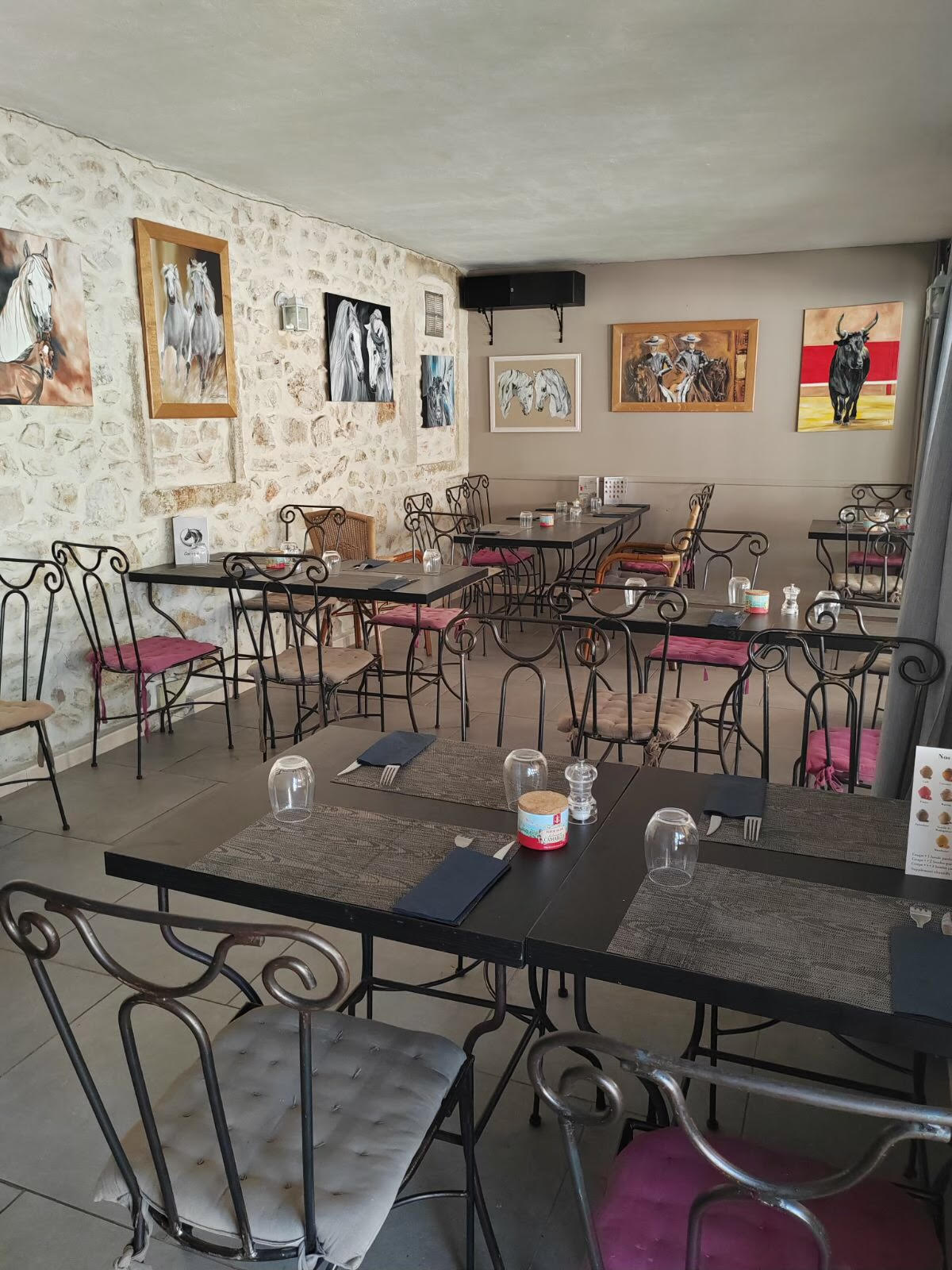 Opportunité Exceptionnelle à La Calmette : Fonds de Commerce “La Martingale”

Le restaurant est bien situé au cœur de la charmante commune attractive de La Calmette, 2460 habitants, 20 min de Uzès et de Nîmes, 25 min de Sommières et d’Alès, havre de paix au cœur de la Garrigue, à deux pas des gorges du Gardon.
On trouve aux portes et dans le village : 3 supermarchés, 4 garages ou carrosseries, station-service, contrôle auto, un magasin d’ informatique, bricolage, opticiens mutualistes, vétérinaire, photographe, pressing, bijouterie, magasin de produits et entretien piscines, 2 couturières et décoration d’intérieur, chauffagistes, boucheries, coiffeurs, ongleries, instituts de beauté, esthéticiennes et espaces bien-être, gymnastique et danses, bureau de tabac et presse, un fleuriste pépiniériste, un artiste verrier, auto-écoles, des banques et assurances (Banque Postale, Crédit agricole, Groupama, Banque Populaire du Sud, Allianz), un gîte d’étapes, un karting, un stand ball-trap, etc…, deux autres restaurants, un traiteur et un caviste, un lavage auto et un bureau de poste. Aussi des professionnels de santé : médecins, dentistes, kinés et ostéopathes, pédicures, sage-femme, psychologue, une pharmacie, un centre de radiologie, un laboratoire d’analyses médicales, des infirmiers, un audio prothésiste, ambulances et taxis, un cabinet d’avocat, etc. Puis des entreprises du bâtiment et artisans divers dans tous les domaines, électricité, plomberie, étanchéité, isolation, carrelage, couvertures, etc., ébénisterie, une usine d’aluminium, un bureau d’études.

Le restaurant “La Martingale” bénéficie d’une réputation solide, avec des années d’expérience qui sont récompensées aujourd’hui par une cliente fidèle et récurrente.  Ce lieu renommé pour sa cuisine de qualité, son cadre accueillant, son ambiance chaleureuse puis son service dynamique et bienveillant, offre une réelle opportunité dans le domaine de la restauration. De plus, cette réputation solide se confirme par une multitude d’avis Google ou TripAdvisor le positionnant sur des notes de 4,5/5. Cette réputation est une garantie et une solide fondation pour le ou la futur(e)repreneur(se).
Ce restaurant, de part sa situation et son agencement peut accueillir une clientèle plus pressée du midi, comme une clientèle qui souhaite prendre le temps et passer un moment convivial seul, en couple ou en groupe ou une clientèle qui désire des plats à emporter tels que burgers ou pizzas. 
La Martingale c'est : Une terrasse ouverte ou fermée selon les saisons (isolée et chauffée) de 70m2 où trône au centre une beau tilleul qui apporte sa fraicheur l'été ; une salle intérieure de 24 m2, un bar de 10 m2 et bien sûr son atypique cuisine voutée de 16 m2. Tout ceci offre un potentiel modulable de 27 tables de 2 personnes et 2 tables rondes de 5 personnes. 
De plus, le restaurant est bien équipé au niveau cuisine, les salles sont toutes climatisées et bien aménagées.

Le restaurant est accompagné d'un appartement (T2) de fonction de 45m² (2 pièces et une salle de bain) agrémenté d'une terrasse couverte de 24m² avec entrée par le restaurant ou séparée. Cet atout supplémentaire peut offrir d’autres opportunités de développement en utilisant l’étage et/ou la terrasse comme salles de restaurant et ainsi augmenter le potentiel de tables.

Chiffre d’affaires stable et une structure en bonne gestion.
Tous les documents vous seront fournis pour étude d'achat.
Loyer mensuel tout compris : 1400 €uros.
Charges communes annuelles : 400 €uros.

Contactez nous dès aujourd’hui pour toute information complémentaire et quoi de mieux que d’organiser une visite pour vous imprégner du lieu et discuter ensemble de cette opportunité qui mérite à trouver vite celui ou celle qui saura écrire le chapitre suivant de ce lieu chargé d’histoires et d’émotions.

Prix : 170 000 €uros (à débattre)