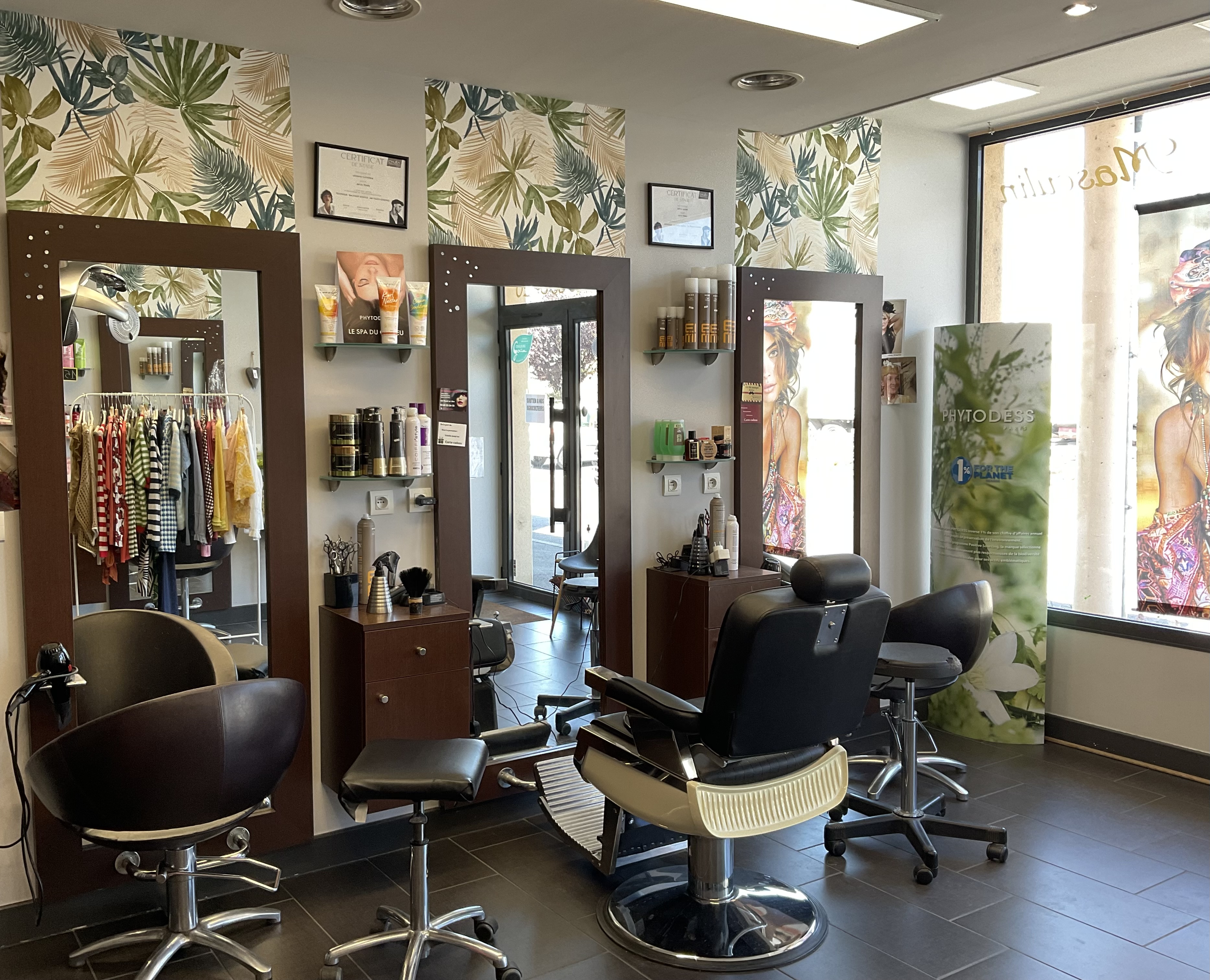 Fond de commerce   Salon de coiffure clé en main à Saint-florent sur-Cher  dans zone commerciale (boulangerie , boucherie, tabac presse, épicerie pharmacie et collège)
Petite ville en plein développement industriel 
Saisissez une belle opportunité de reprise avec ce salon de coiffure de 55m2 idéalement situé à Saint-florent -sur-Cher, sur un axe très passant, à seulement 10 km de Bourges
.  Entièrement rénové récemment, 1 fauteuil barbier et 5 postes de coiffage plus deux bacs électriques .
 ce salon est clé en main et ne nécessite aucun investissement. Il bénéficie d'une clientèle fidèle, offrant une excellente base d'activité, avec un fort potentiel , chiffre d’affaire en augmentation encore à développer .  
Les atouts :  -
 Emplacement visible sur un axe fréquenté -
 Clientèle régulière et fidèle et sympathique  - 
climatisation -
 Salon entièrement rénové -
 Faibles charges 
- Faible loyer (750€) -
 Place de parking privative - 
Accès PMR - 
Activité immédiatement exploitable - Potentiel de développement important  Idéal pour un(e) professionnel(le) souhaitant s'installer rapidement dans un salon fonctionnel et accueillant.  Prix de vente : 69000 € négociable dans la limite du raisonnable   
Pour tout renseignement complémentaire ou pour organiser une visite, n'hésitez pas à nous contacter.