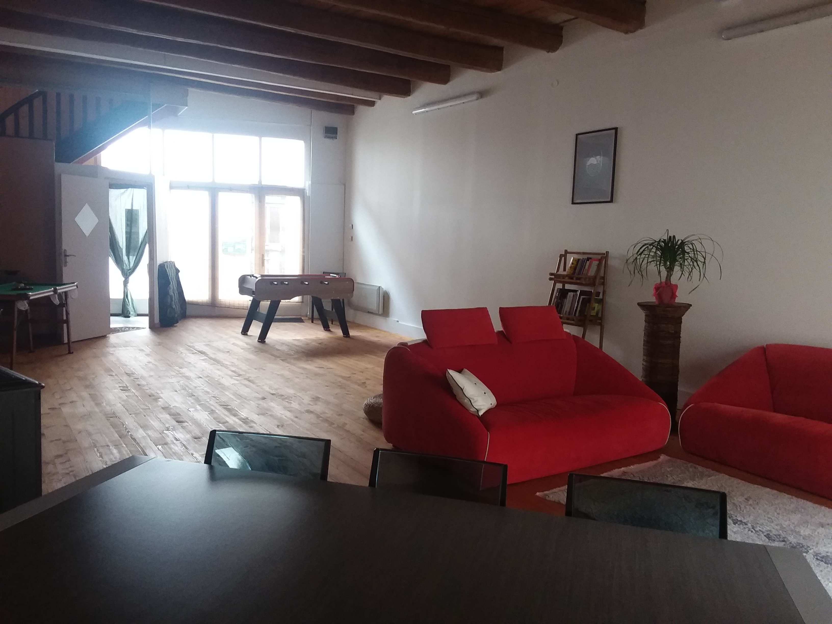 local d'activité en centre ville 
RDC 80m2 (avec ancien extracteur) 
annexes, remise, patio
gîte / appartement étage 78m2