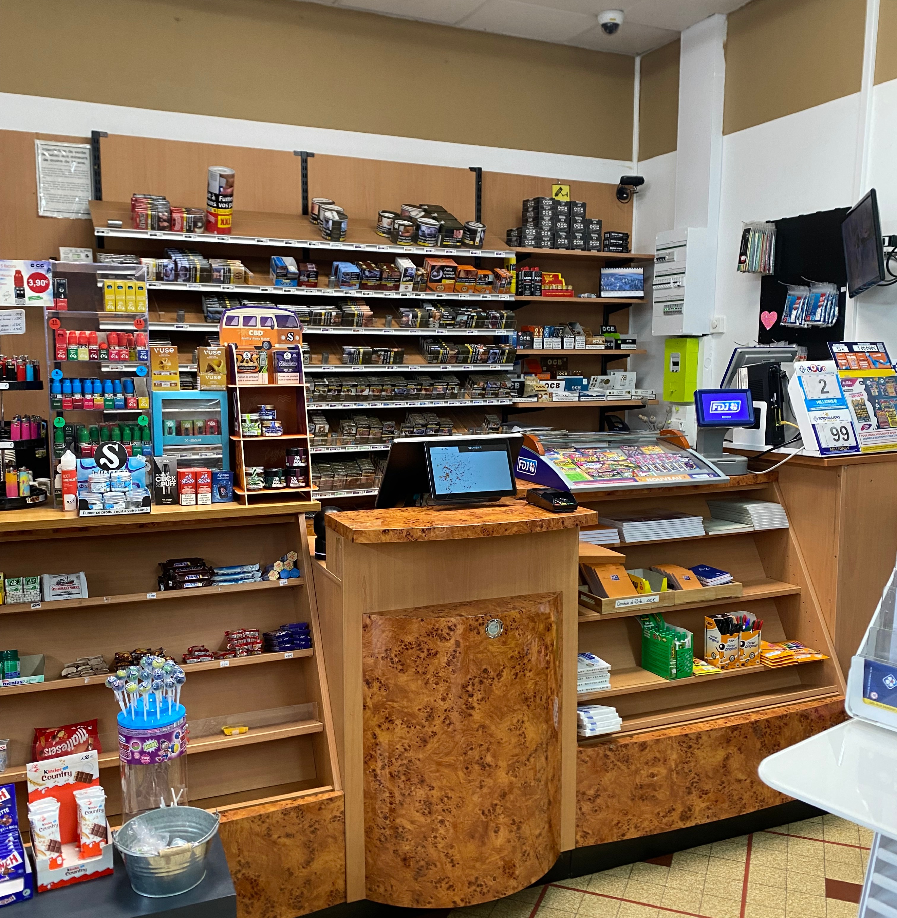 A reprendre, commerce proposant une gamme variée de services : vente de tabac, distribution de la Française des Jeux, presse, livres de Poche, carterie, livres et jeux pour enfants, objets déco – cadeaux, snacking.
Situé en cœur de village (environ 700 habitants), sur un axe passant, le magasin dispose d’un excellent emplacement alliant visibilité et accessibilité. Grand parking situé à proximité directe.
 
Le magasin, entièrement agencé et aux normes en matière de sécurité et d’accessibilité,  dispose d’une surface de vente de 56 m², d’une réserve de 20 m² et d’une petite terrasse (capacité d’accueil : 10 personnes). Un espace « snacking » composé de deux mange-debout et d’une table permet d’accueillir 8 personnes et de créer un espace de convivialité au sein du magasin. 

Aucun salarié à reprendre. Possible accompagnement des repreneurs.