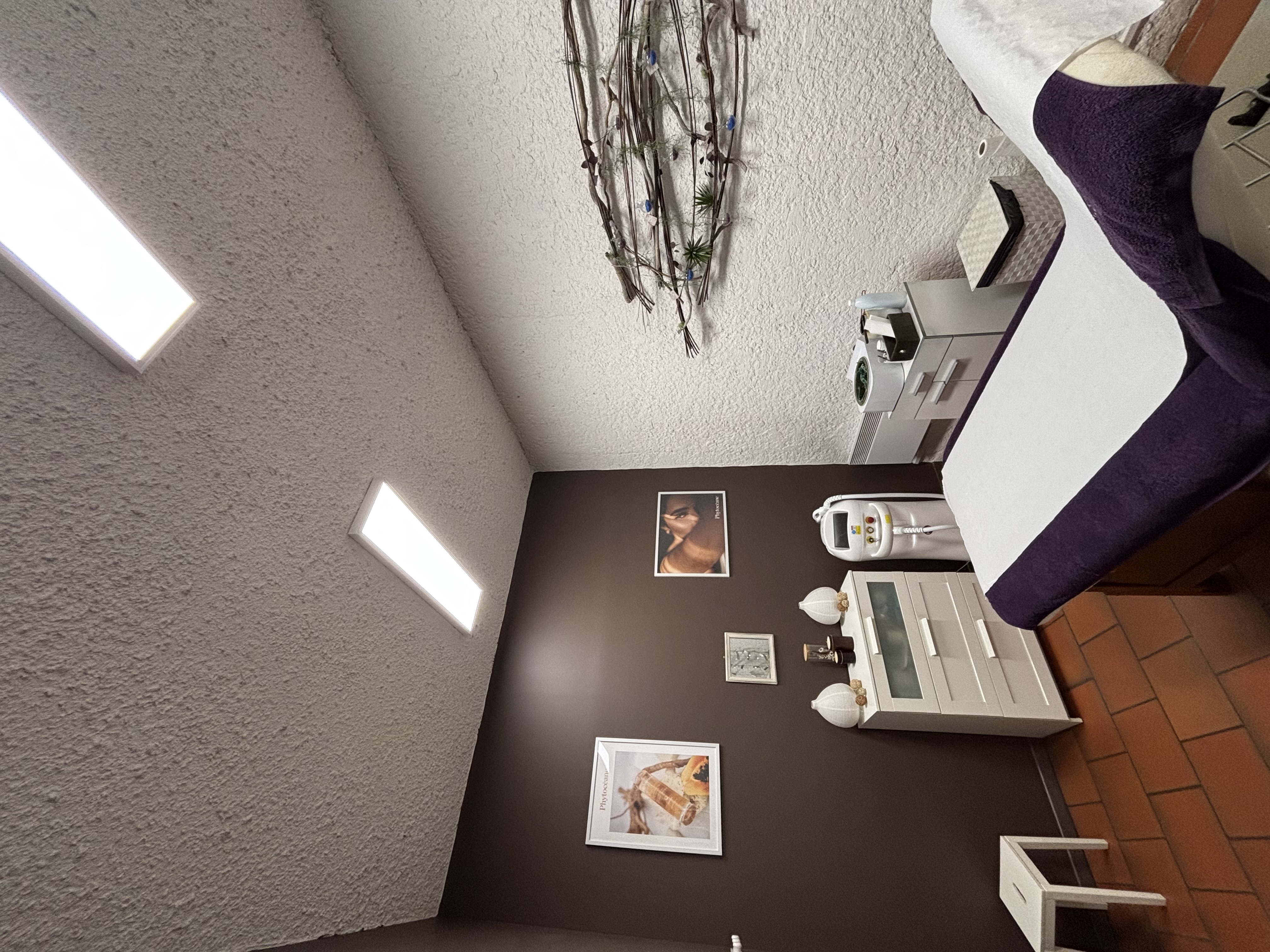 Cède mon Institut de beauté sur le grand secteur de Miramont de Guyenne (47)
Situé au cœur d’un centre ville vivant et attractif, je vous propose de reprendre l’activité immédiatement exploitable. D’une superficie de 70 m², est pensé et agencé pour le bien-être, bénéficiant d’un emplacement central, plus de 10 mètres linéaires de vitrine, d’une excellente visibilité et accessibilité, stationnement gratuit devant et à proximité de :
• 3 cabines de soins entièrement équipées
• 1 espace accueil et vente soigné, mettant en valeur les produits
Aucun travaux à prévoir.
L’institut bénéficie depuis plus de 12 ans, d’une clientèle fidèle et régulière, construite au fil du temps, et propose une offre de soins diversifiée :
• Épilations
• Soins du visage et du corps 
• Manucurie et Beauté des pieds 
• Teinture cils et sourcils 
• Rehaussement de cils 
• Vernis semi-permanent
• Lumière pulsée
• Appareil UV
Image de qualité et réputation locale reconnue, communication via Facebook
Outil de travail performant, prêt à l’emploi
Fort potentiel d’évolution pour un développement personnalisé (nouvelles technologies, élargissement de l’offre, recrutement…)
Cet institut s’adresse parfaitement à une professionnelle souhaitant s’installer dans un environnement dynamique pour exercer en toute sécurité et développer une activité complémentaire si elle le souhaite dans un lieu déjà reconnu.
Possibilité d’être accompagné à la reprise par un conseiller de la Chambre de Métiers et de l’Artisanat du Lot-et-Garonne