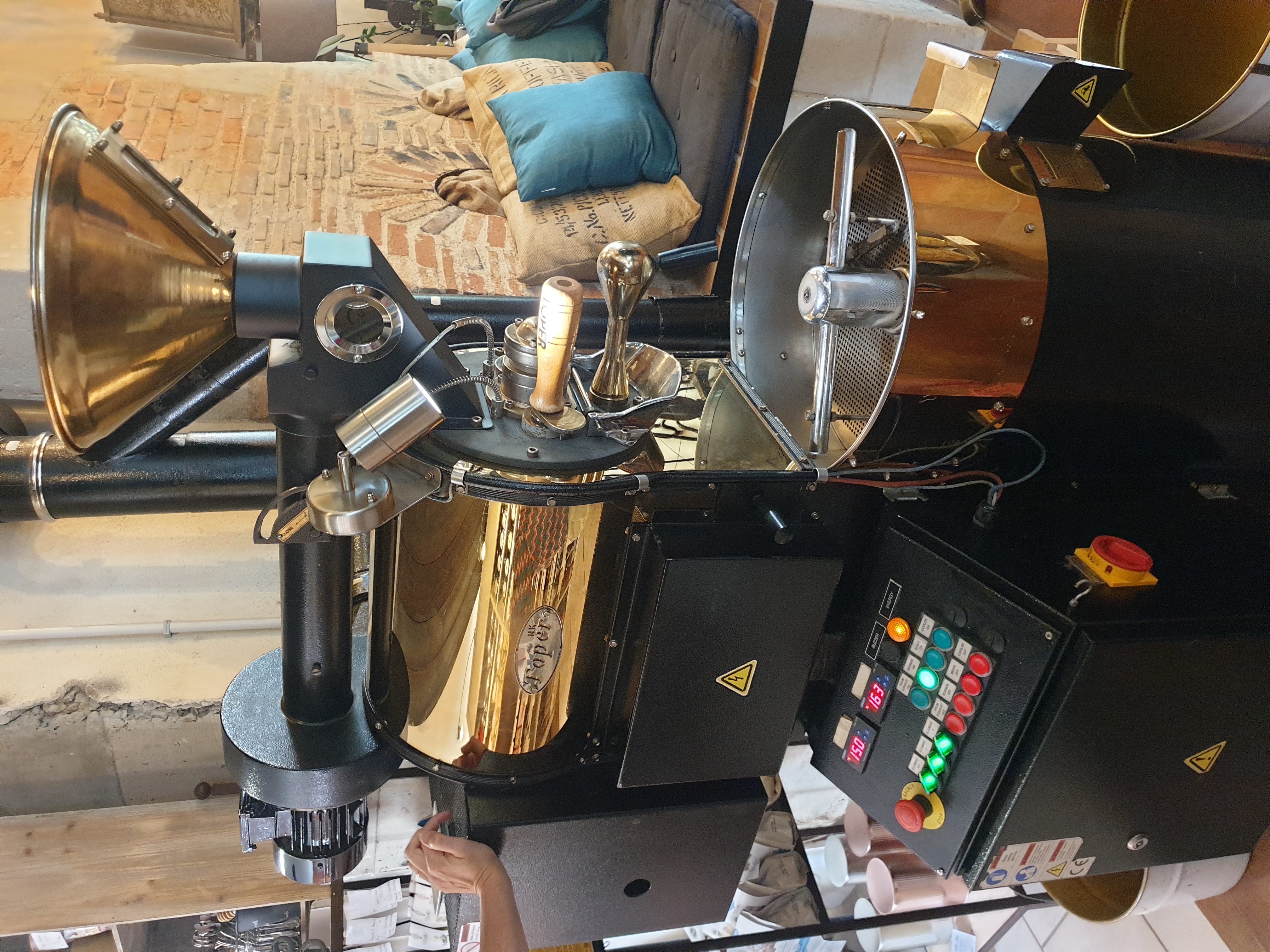 A VENDRE FOND DE COMMERCE ET MURS COMMERCIAUX (49)
Epicerie fine située à entre Angers et Saumur, à 6km des bords de Loire, dans une commune dynamique et touristique qui a également obtenu en 2025 la médaille de bronze de la meilleure épicerie fin de France.
Commerce crée en 2008 et bénéficiant d’une excellente notoriété locale et d’une clientèle fidèle. 
L’activité combine plusieurs univers qui en fait un lieu chic mais très familial. La Surface est de 160m² composé d’un espace de vente de 90m² et d’un étage de 70 m² qui comprend la partie stockage et bureau
-	Epicerie sucrée et salée
-	Salon de thé avec 3 espaces distincts, le 1er en intérieur, dans la continuité une verrière de 22m² et un jardin Toscan de 100m² à l’abri des regards (en plus des 160m² intérieur)
-	Une activité de torréfaction artisanale avec un torréfacteur installé au cœur de la boutique qui permet de proposer une quinzaine de références de cafés du Monde
-	La vente de thés, tisanes, infusions où se mêlent une centaine de références avec des grandes maison comme DAMMANN FRERES ou encore COMPTOIR FRANÇAIS DU THE
-	Une partie vente d’accessoires thé et café
-	La vente de bonbons de chocolat en vrac ou ballotin avec des fournisseurs comme GUISABEL ou VALRHONA
-	Une cave à vin, comprenant une centaine de références, une quarantaine de spiritueux et des bières locales
-	Des cadeaux gourmands et produits du terroir
Une cuisine est également présente et équipée de matériels professionnels
La partie boutique est climatisée. 
L’établissement est reconnu en accessibilité handicap et toilettes PMR.
Outil de travail opérationnel immédiatement et qui dispose d’une licence 4
Accompagnement possible lors de la reprise afin de faciliter la transition et d’une formation au besoin sur la torréfaction.
Potentiel de développement (évènement, dégustation, panier cadeaux…)
Dossier complet et renseignements complémentaires sur demande après un premier échange par téléphone et/ou visite
Prix du fond de commerce : 120000€
Prix des murs commerciaux : 210000€
Les 2 peuvent être vendus indépendamment. 
CA 2024 : 280k€ / CA 2025 : 261k€
Le fond de commerce comprend 1 salariée.