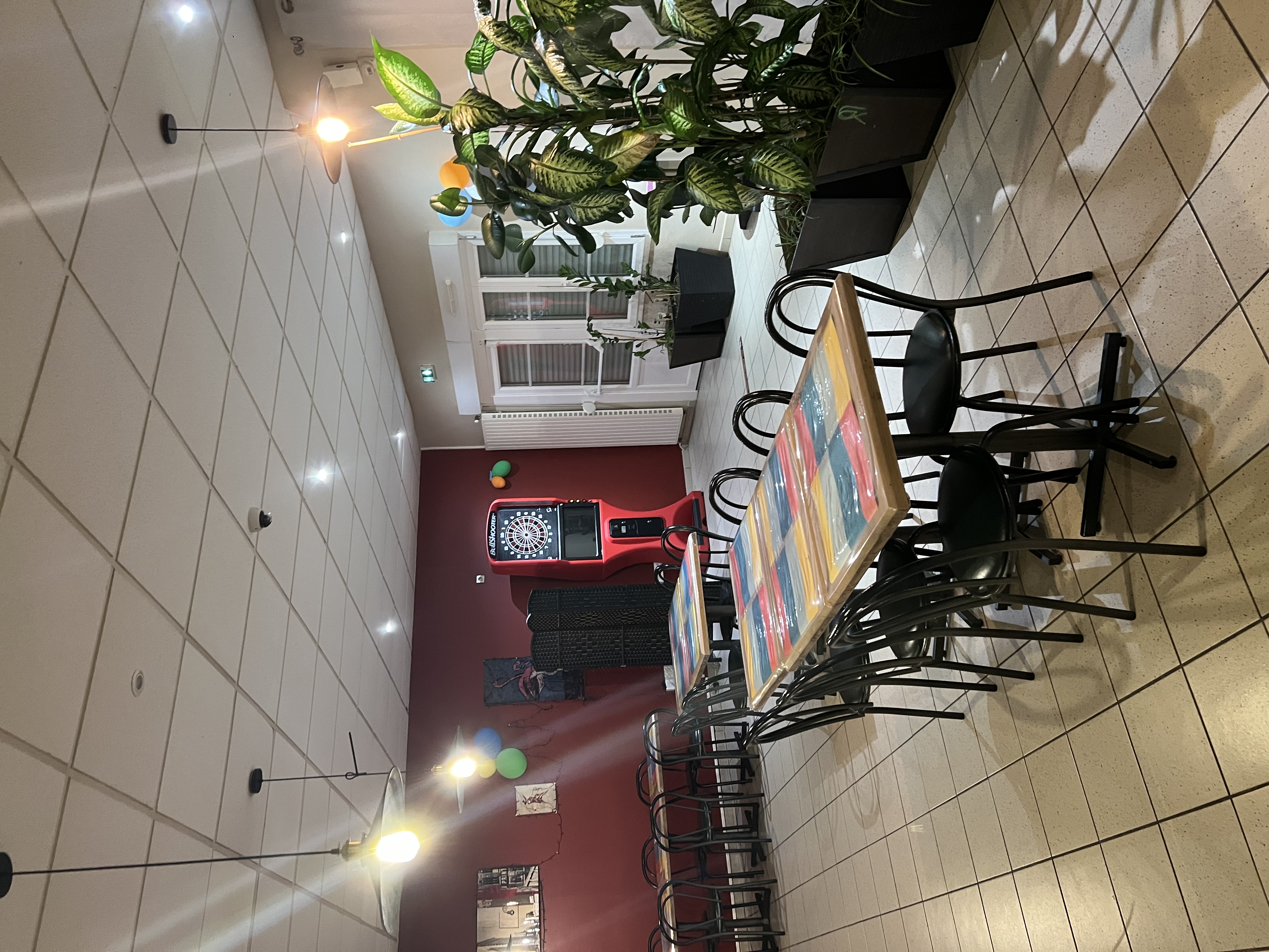 Belle opportunité : Bar-Restaurant à reprendre – Batilly (Lorraine, proche Metz)

À saisir ! Bar-restaurant parfaitement implanté au centre du village de Batilly, à seulement quelques kilomètres de Metz. L’établissement bénéficie d’une excellente visibilité et d’une clientèle locale fidèle.

Il se compose d’un bar accueillant, d’une grande salle principale, d’une seconde salle attenante idéale pour les groupes ou événements, d’une cuisine fonctionnelle, d’une réserve, ainsi que d’une agréable terrasse permettant de développer l’activité aux beaux jours.

Fort potentiel de développement : soirées à thème, restauration du midi, privatisations…

Une maison avec garage, située juste à côté de l’établissement, est également disponible à la location via la mairie : un vrai plus pour faciliter l’installation.

Vente pour départ à la retraite.
Idéal pour un couple ou un professionnel souhaitant se lancer en Lorraine.