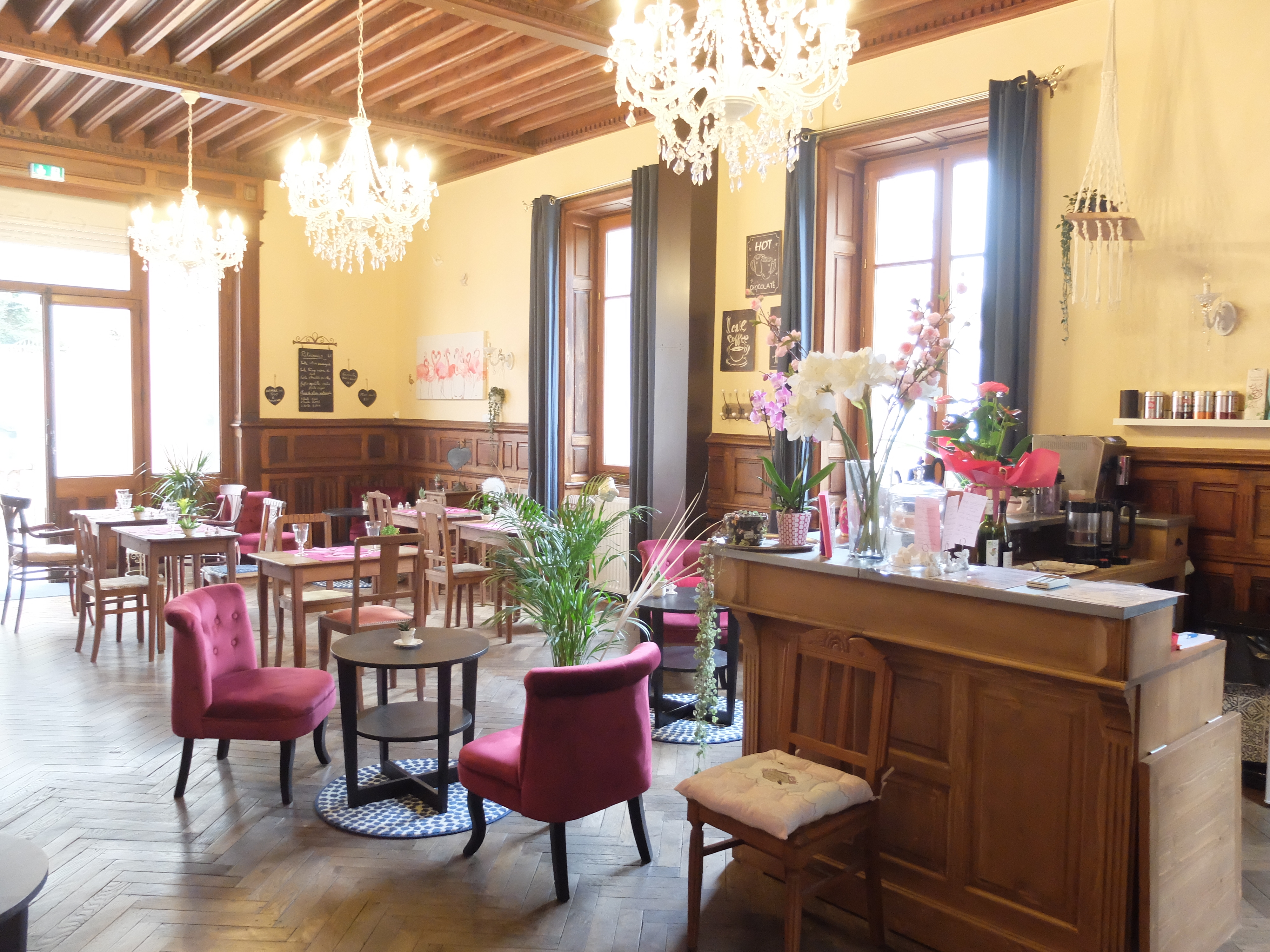 Charmand petit Manoir à vendre à Evaux-les-Bains, petite ville thermale.
Au rez de chaussée, une magnifique salle de restaurant avec la cuisine, un wc et une salle supplementaire.
Aux 2 étages, Gite pouvant accueillir 12 personnes et une chambre d'hôtes.
Modulable.