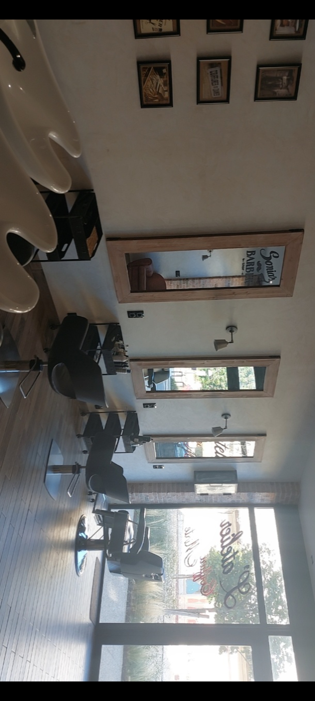 Salon de coiffure mixte et moderne entièrement refait en 2016, situé sur un très bel emplacement proche des commerces, avec parking facile d accès.
Salon d une superficie d environ 55m2 comprenant ;
2 postes de coiffage,
1 poste barbier,
2 bacs à shampooing
Une réserve avec coin repas de 8m2 et une cave.
Très lumineux avec une vitrine de 7 m de long.
Clientèle très agréable et fidélisée depuis plusieurs années.
Le salon bénéficie d une très bonne réputation avec 4.9⭐️ sur Google.
Loyer de 350e/mois
Prix du salon: 25 000e
Possibilité de vente du bâtiment.