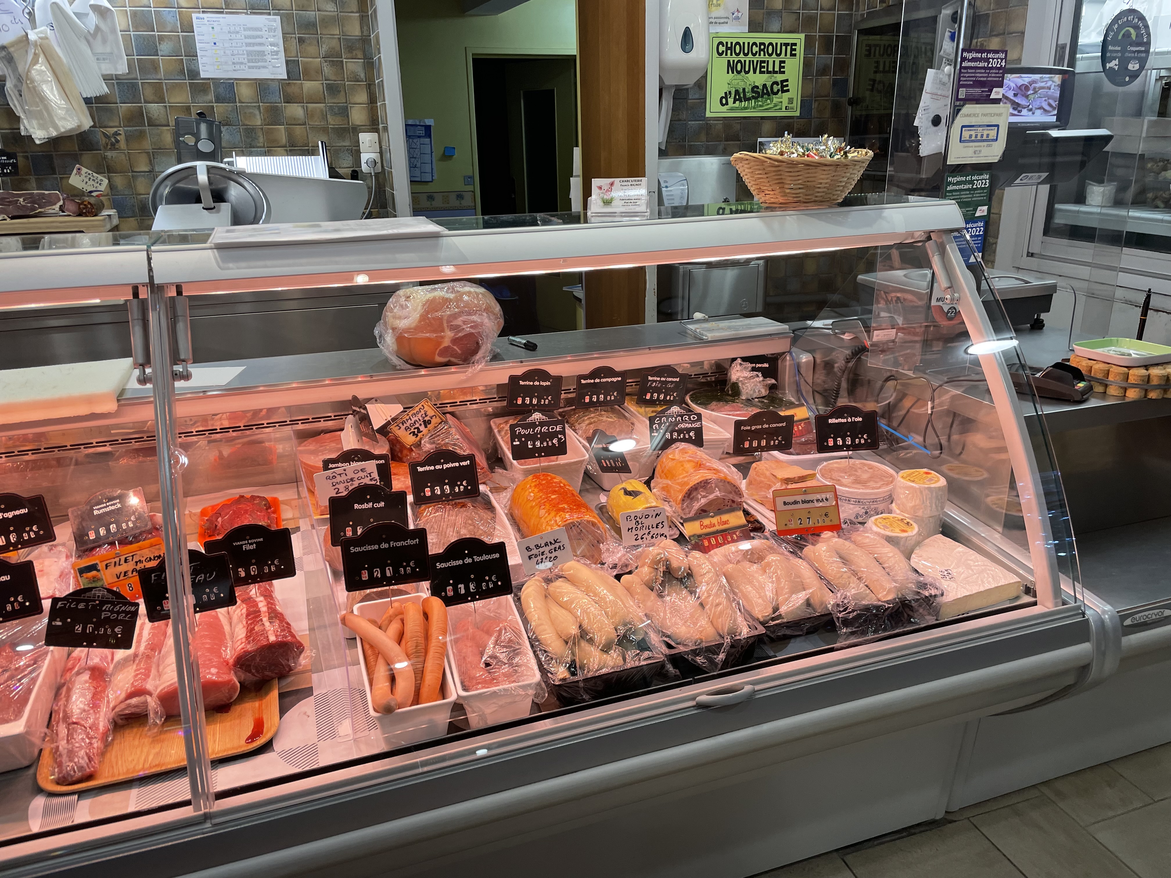 Très bon commerce en plein vignoble et beaucoup de repas portés à domicile pour personnes âgées 30 à 40 repas jour plus magasin avec bon chiffre. Boutique et équipement neuf prix clé en main, pour cause de retraite. Très gros potentiel à faire