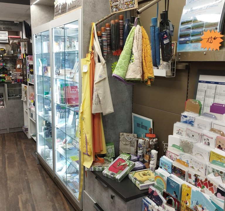 magasin (le seul tabac/presse...) dans village de 1.200 habitants, au pied du Ventoux, route passante, touristique ; surface de 54 m2 + réserve, refait entièrement à neuf, sécurisé, climatisation réversible. Vente cause retraite.