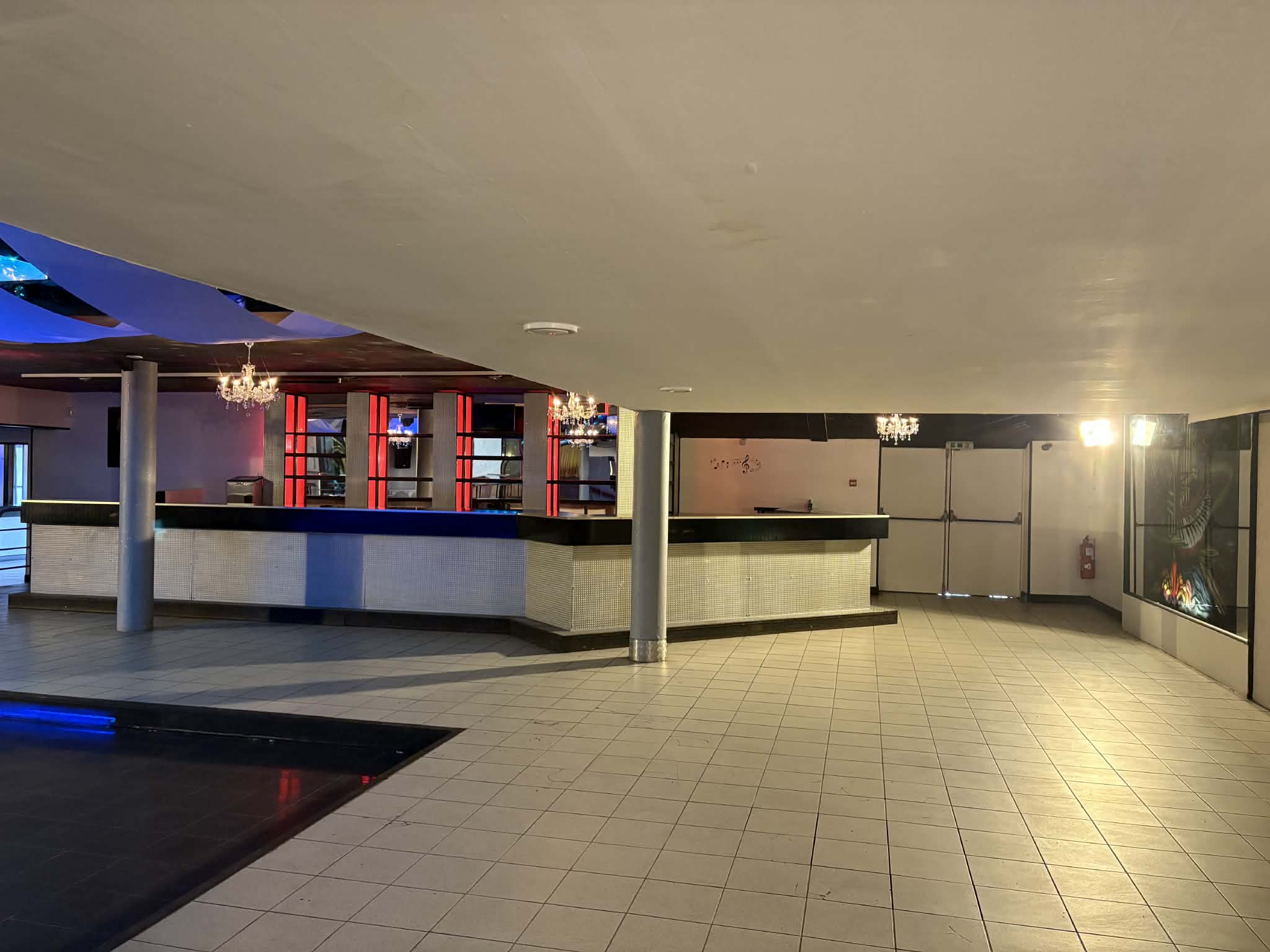 Situé en campagne, entre Limoges et le Lac de Vassivière, sur la commune de St Léonard-De-Noblat (5000 habitants) Grand local commercial de 450m2 à usage actuellement de Salle de Réception et Dancing (ERP) certain week-end, . En excellent état, aucuns travaux à prévoir, commission de sécurité valide pendant 3 ans (passée en Mai 2026) peut être exploité sans problème de suite.
L’établissement peut rester un Dancing / lieu festif / Salle de Réception. Il est possible selon votre projet de changer cette activité ou accueillir un projet complètement différent. Bail neuf tout commerce: (Local idéal pour un Dancing, très demandé dans notre région,  Bar Ambiance, Café Concert, Salle de Réception, Salle de Mariage, Salle d'Evénementiel, Centre de divertissement, loisirs, mais ce local peut-être modifié et exploité en Cabaret, Restaurant, Bowling, Laser Game, mais aussi Pompe Funèbre, Salle de Sport, Salle de Spectacle où de Danse, Bureaux, Commerces, Entrepôt …)
Ce local peut offrir plusieurs possibilités de prestation
- Composition de la grande salle de danse principale:
- L'établissement est aux normes pour recevoir du public jusqu'à 500 personnes, étude acoustique et limiteur de son, entièrement équipé, sono, jeux de lumières, mobiliers, dispose d'un grand bar avec frigos, lave verres, lave vaisselles, machine à glaçons... Vaisselles, tables, chaises pour les réceptions, piste de danse, entrée et vestiaire, toilettes hommes et femmes séparés, parking privé et fermé, comptoir et toilette pour personne à mobilité réduite, système d'alarme, fumoir intérieur, tourelle d'aspiration, scène, loge, réserve ... 
- Possibilité d’aménager un studio dans les combles. D'énormes possibilités s'offrent à vous.
- Licence IV rattachée aux murs de l’établissement  
- Conditions: 3 possibilités pour acquérir ce bien où l’ensemble immobilier:
• ✅ -  1) Grande salle principale de 454m2 avec sanitaires dont PMR. Droit au bail et tout le matériel en place: 100 000€
Loyer mensuel: 2000€/mois + 300€ de taxe foncière 
• ✅ -  2) Matériel + Mûrs + Licence IV de cette grande salle principale de 454m2: 280 000€
• ✅ -  3) Matériel + Mûrs de la grande salle principale de 454m2 + Licence IV + Mûrs d'une deuxième salle de danse au sous sol avec tout son matériel, toute équipé en son, lumière, mobilier...de 150m2 + Mûrs d'un appartement T4 à l'étage de 170m2, + Comble aménageable de cette même surface...Le tout sur une bâtisse de 890m2 sur plus de 3000m2 de terrain: 590 000€
• ✅    Attention annonce très sérieuse pour acheteur crédible et sérieux uniquement. Idéal pour couple amoureux de la campagne et de la danse à deux.  Pas de location gérance. Des photos pourront être envoyées,  ainsi que les documents de la commission de sécurité, après un premier contact téléphonique. Inutile de nous contacter si vous n’avez pas le financement. Le prix est attractif, sans aucun vice caché, vente pour cause de reconversion professionnelle et vie de famille.