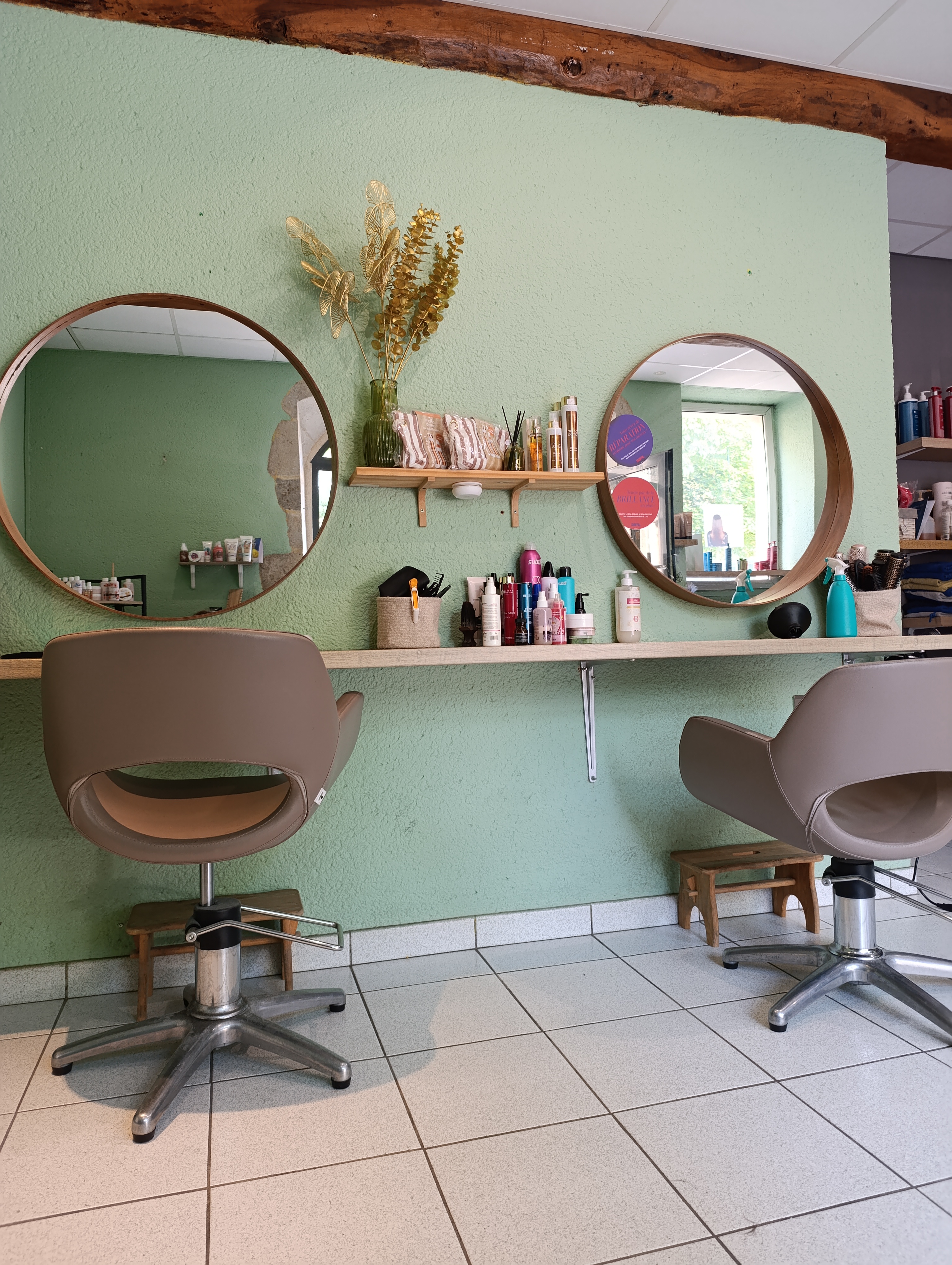 Description
À vendre – Salon de coiffure avec 43 ans d’historique – Loyer bas

À saisir : fonds de commerce salon de coiffure, exploité depuis 9 ans par mes soins, après 34 ans d’activité par une précédente coiffeuse.
Soit 43 ans d’exploitation continue avec une clientèle fidèle et régulière.

Le salon est situé dans un quartier dynamique et agréable avec une bonne visibilité.
Prêt à travailler immédiatement.

Caractéristiques :
Superficie totale : 50 m²
Salon : 30 m²
Réserve : 20 m²
Loyer bas
Bail commercial en cours (9e année)
Aucun salarié à reprendre
3 postes de travails 
2 bacs a shampoings 

Prix de vente : 38 000 €

Motif de la vente : nouvelles envies professionnelle.

Idéal pour un(e) professionnel(le) souhaitant s’installer dans un lieu avec une clientèle existante et fidèle soucieuse de la vie du village .
Village de caractère.