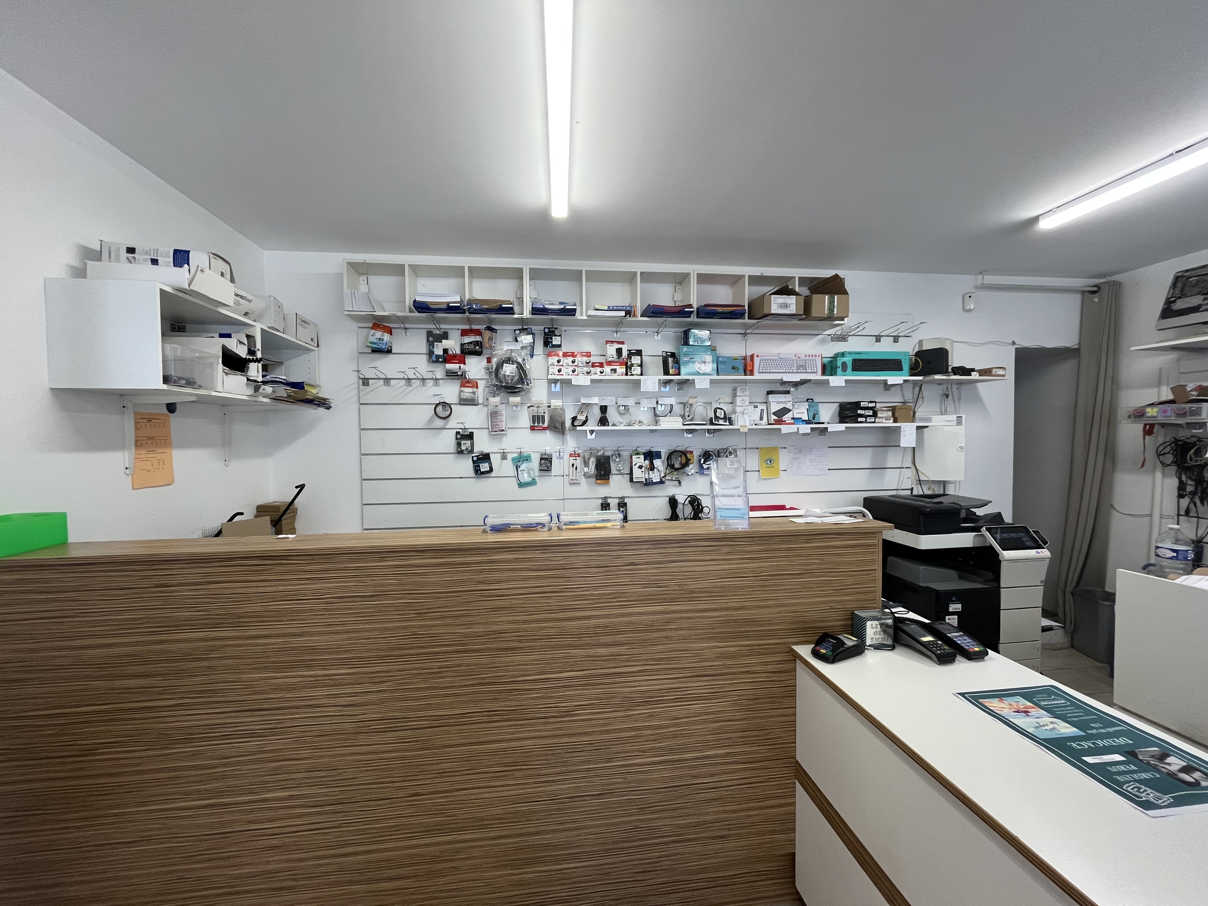 A vendre FDC ou parts sociales SAS. Activités informatique (vente, réparation, assistance), accès internet , photocopies-scan-reliures. Centre-ville de Biarritz. Axe passant (piétons-voitures-vélos). Rue commerçante. Local commercial 36M², activités tout commerce sauf alimentaire. Bail 3-6-9 renouvelé en 2022. Société créée en 2012 ; Forte notoriété, clientèle locale et saisonnière ; CA annuel régulier ; dirigeants actifs ; possibilité de croissance importante sur activité existante et par diversification. Etude disponible après accord de confidentialité. Accompagnement possible.