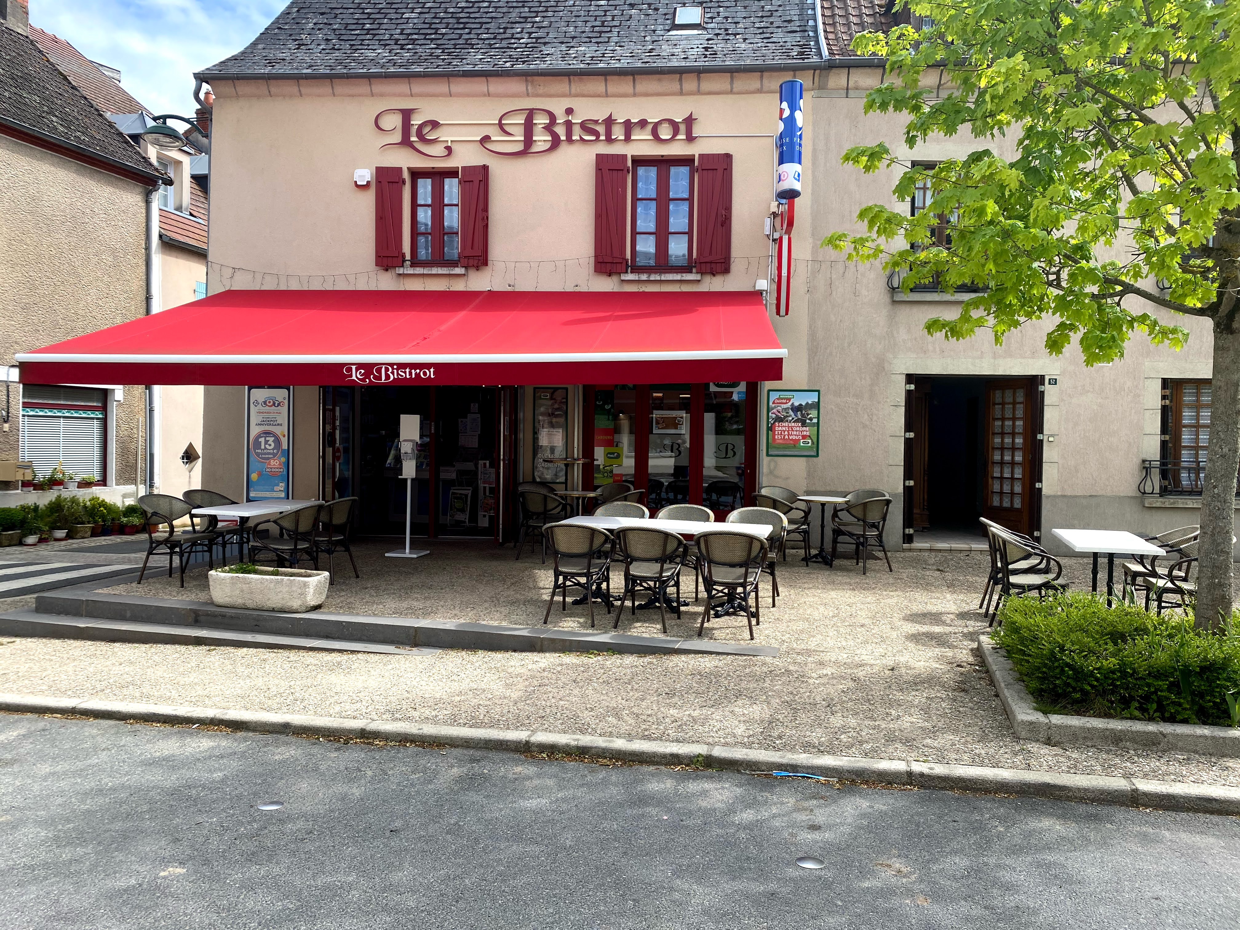 Bar tabac FDJ PMU 150000€ net vendeur 
Vente des murs également par SCI  75000€
Possibilité de développer de la restauration 
30 places assises + terrasse 34 places.
Situé en plein bourg avec places de stationnement.
Beaucoup de services :
Cabinet médical et infirmière, boucherie, boulangerie, pharmacie, centre de secours, collège, primaire, cabinet vétérinaires, station service, magasin de Lego, informaticien, magasin de vêtements, magasin de bricolage, magasin Vival, cave a vin, coiffeuses (2),
