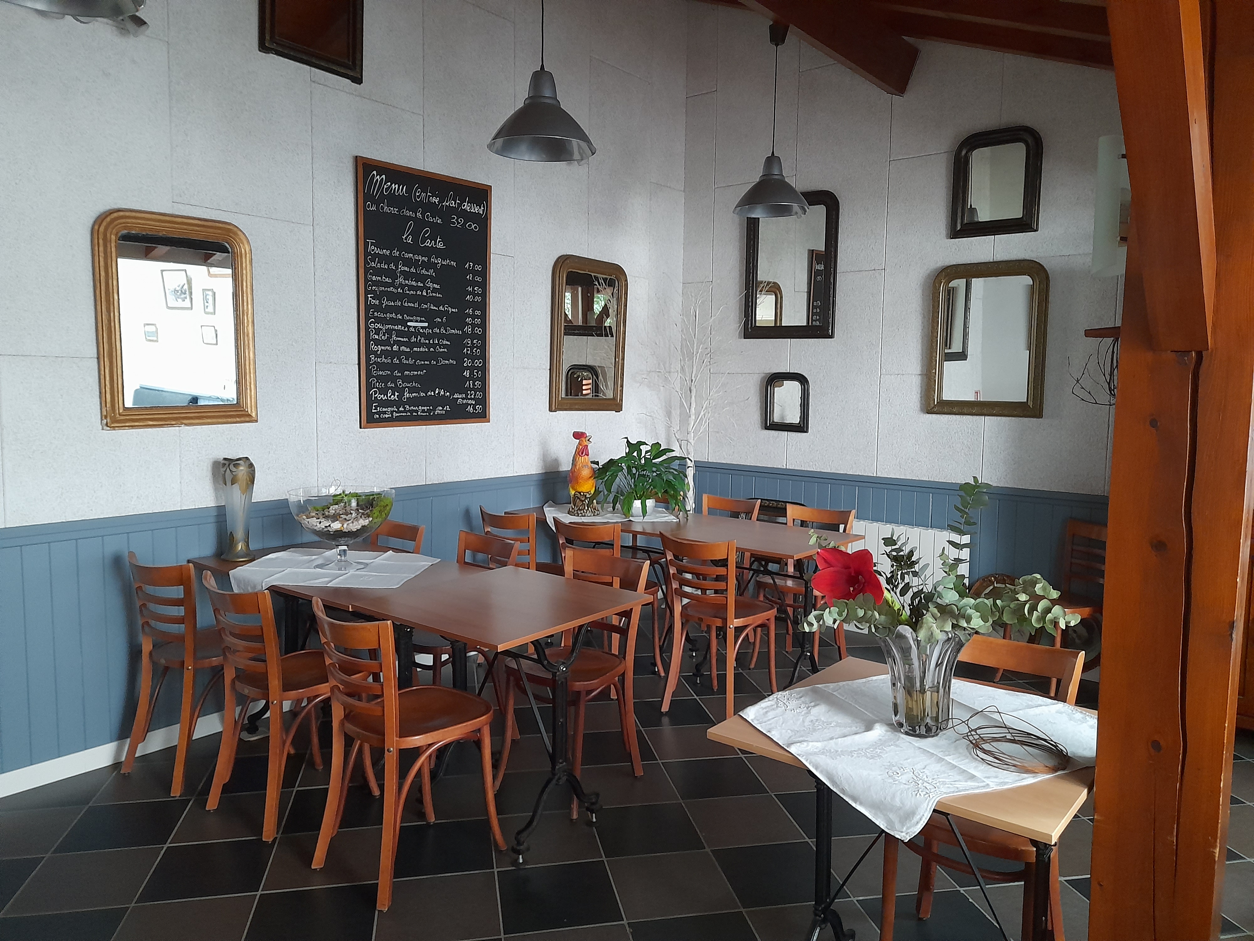 CAUSE DÉPART A LA RETRAITE, CÈDE FONDS DE COMMERCE CAFÉ RESTAURANT SUR PRIAY COMMUNE DE L’AIN (ENVIRON 2 000 HABITANTS), AU CARREFOUR DE LA DOMBES, DE LA BRESSE ET DU BUGEY, A QUELQUES MINUTES DE DEUX SORTIES D’AUTOROUTE (A42).
CUISINE LOCALE ET TRADITIONNELLE (MENU DU JOUR, CARTE ET SPECIALITES) SUR 7 SERVICES PAR SEMAINE.
AFFAIRE COMPOSÉE DE DEUX SALLES DE 30 ET 40 COUVERTS, PLUS TERRASSE 30 COUVERTS.
CUISINE : DEUX FOURS, PIANO 4 FEUX, FRITEUSE, DEUX TOURS REFRIGEREES, DEUX ARMOIRES POSITIVE ET NÉGATIVE, LAVE-VAISSELLE, MACHINE SOUS VIDE, CELLULE DE REFROIDISSEMENT.
BAR : MEUBLE REFRIGERE, CAVE A VIN, MACHINE A GLAÇONS, LAVE-VERRES.
PAS DE CONTRAT BRASSEUR. 
CUISINE AUX NORMES, ACCÈS PMR.
LICENCE IV.
APPARTEMENT 4 PIÈCES A L’ÉTAGE, CAVE EN SOUS-SOL.
LOYER 1200 EUROS HT/ MOIS.  
PRIX DE VENTE 120 000 EUROS – POSSIBILITE ACHATS MURS.
POUR TOUS RENSEIGNEMENTS : 04 74 46 80 57