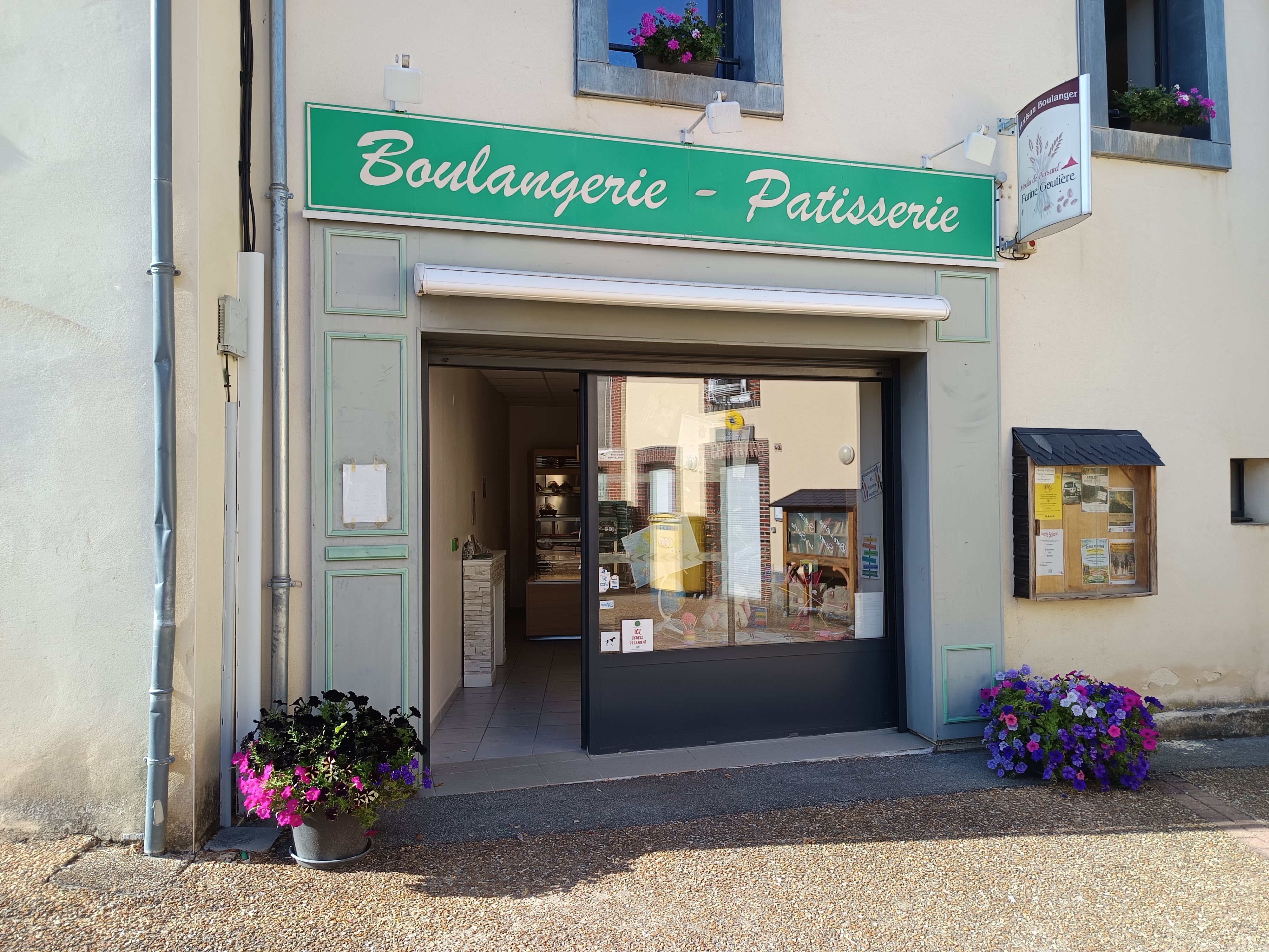 Boulangerie 105m2
Petit village de 600 habitants avec coiffeur, Épicerie,École...
Boulangerie avec tous le matériel neuf dispose d'une belle vitrine avec un local commercial, arrière boutique, courette, un grand labo.
Très grand appartement de 105m2 au dessus+ courette.