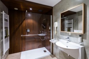 Situé, dans une petit ville tous commerces,  à 1h30 de Paris et 50 min des côtes normandes- clientèles touristique et professionnelle, nous vendons  notre hôtel -restaurant (3***) que nous avons exploité pendant 45 ans. Proche de sites très touristiques comme le Château du champ de bataille ou l'Abbaye du Bec Hellouin...
Possibilité d'accompagnement pour les démarches admnistratives et bancaires
13 chambres beaux volumes
cuisine 100m2
salle de restaurant : 150m2
salon -cheminée 80 m2
terrasse : 100m2
Chauffage au fioul
Commission de sécurité validée
Possibilité d'aide dans le cadre du dispositif "petites villes de demain"
Pas de concurrence - prix négociable
N'hésitez pas à nous appeler pour en parler !