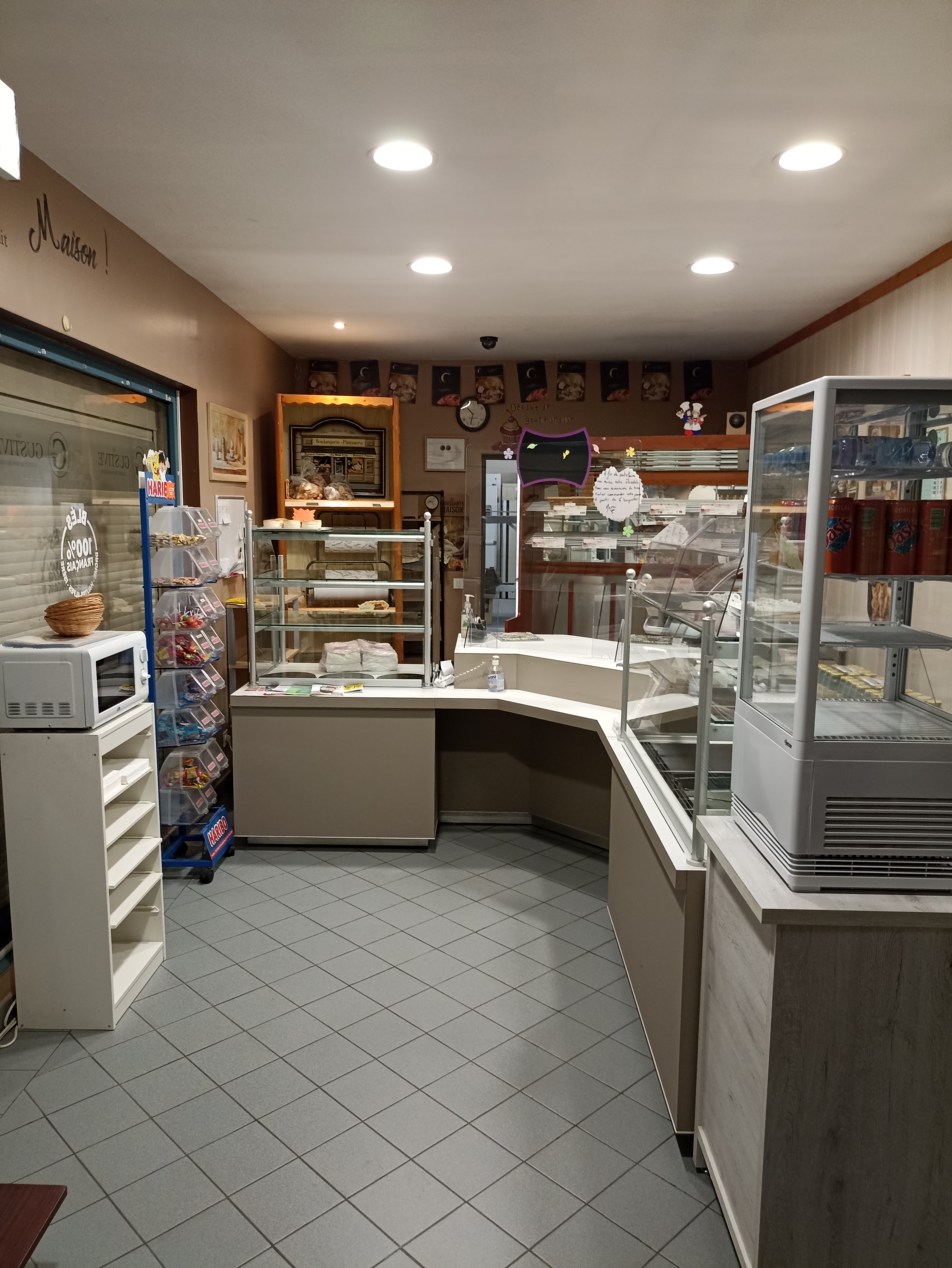 A la vente , boulangerie dans un petit village de Provence(Aubignosc) ,affaire tenue depuis 30 ans.
Matériel propre et entretenu, magasin et laboratoire climatisés , ouvert uniquement le matin et fermé 8 semaines par an .
Vente cause préparation à la retraite.
Potentiel de développement assuré.
Idéal pour jeune couple .
Petit loyer ,pas de logement.