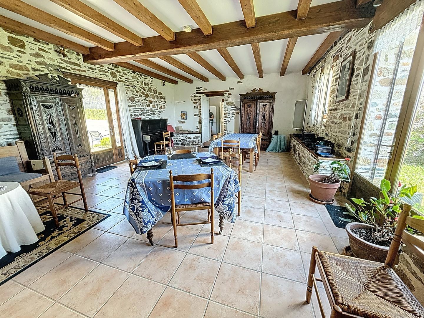 2 HABITATIONS - ANCIEN GITES- 13 PIÈCES - 7 CHAMBRES - 368.0M² - OPPORTUNITÉ À SAISIR DANS UN CADRE IDYLLIQUE SANS VIS-A-VIS.
Dans un cadre naturel d’une rare beauté, cet ensemble immobilier se compose de deux bâtiments entièrement rénovés avec soin. Nichée au cœur des montagnes d’Arrée, cette propriété séduira les amoureux de nature, de vastes horizons, de silence et de randonnées. Baigné de lumière et de sérénité, ce lieu paisible est une véritable invitation au ressourcement voir au changement de vie!

L’ancienne ferme se divise en deux corps distincts :
– L’un abrite une habitation principale alliant le charme de l’ancien au confort contemporain ;
– L’autre, un gîte prêt à accueillir une activité touristique sans délai.

Le gîte comprend quatre spacieuses chambres de 17 m², chacune avec salle d’eau privative entièrement refaite en 2023 et toilettes indépendantes. Une grande salle à manger ou salle de réception ouvre de nombreuses possibilités : stages artistiques, retraites de bien-être, événements sportifs, artisanaux ou encore poursuite de l’activité actuelle. Un atout précieux : le bien est vendu meublé, incluant lits, tables, linge, chaises, vaisselle et équipements de cuisine...

La maison d’habitation, aux murs de pierre traditionnels, conjugue authenticité et modernité. Elle offre trois chambres (avec potentiel d’une quatrième au rez-de-chaussée et possibilité d’aménager le grenier). Au rez-de-chaussée : une cuisine dinatoire neuve et équipée (2024), une salle à manger lumineuse, un salon largement ouvert par des baies vitrées sur un panorama époustouflant, ainsi qu’une salle de bain avec douche et baignoire. Chauffe-eau solaire.

La vue, dégagée et sans vis-à-vis, embrasse un panorama qui invite à la contemplation, à la méditation, à l’évasion. Un spectacle vivant dont on ne se lasse jamais.

Un abris bois complète le bien. Il est possible d’acquérir en plus deux grands hangars ainsi que des terrains attenants.

Un bien rare à découvrir sans tarder.