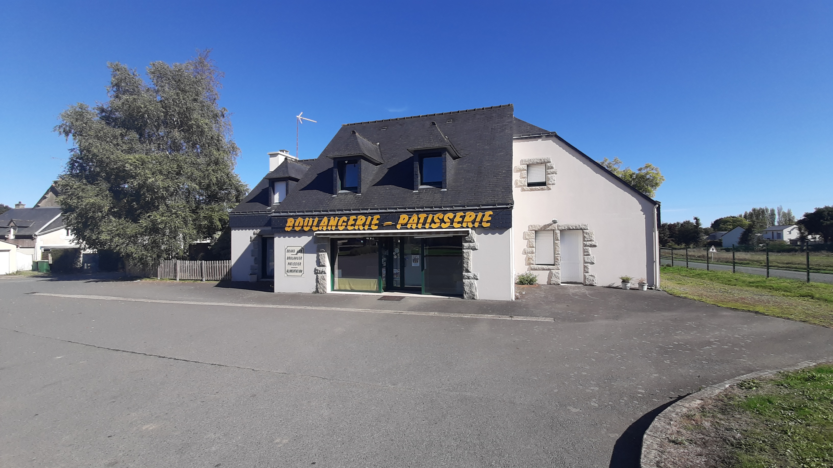 Située sur la commune de Lantic (1800 hab.), à 5 minutes de Binic et de la zone côtière, boulangerie pâtisserie à vendre, cause départ en retraite.
Idéalement située sur l'axe passager de Châtelaudren-Binic et à proximité d'un rond-point.
Bénéficie d'un grand parking pour la clientèle.
Cette entreprise a l'avantage de posséder un 2ème point de vente à Tréveneuc plus des dépôts extérieurs. Les 2 magasins sont aux normes d'accessibilité.

Equipe en place avec une vendeuse expérimentée et un salarié cdi boulanger/pâtissier. 1 jour et demi de fermeture hebdomadaire.
5 à 6 semaines de congés annuels.

Les locaux de production (Labo. pâtisserie et fournil) sont récents et aux normes d'hygiènes avec notamment une grande hauteur sous plafond.
Electricité à jour. Aucun travaux à prévoir.
Matériels en bonne état dont une partie a été renouvelée récemment.

Ce fonds de commerce possède également un grand logement (salon, cuisine 5 chambres) avec accès séparé et jardin clos sans vis-à-vis.

Chiffre d'affaires 2021 de 210 000 € - EBE retraité de 53 000 €
Prix de vente FAI de 164 000 € - Exclusivité cabinet Thémis

Affaire idéale pour un couple avec personnels
Fort potentiel avec le développement de la partie salée
Rare sur le marché actuellement - A saisir !
