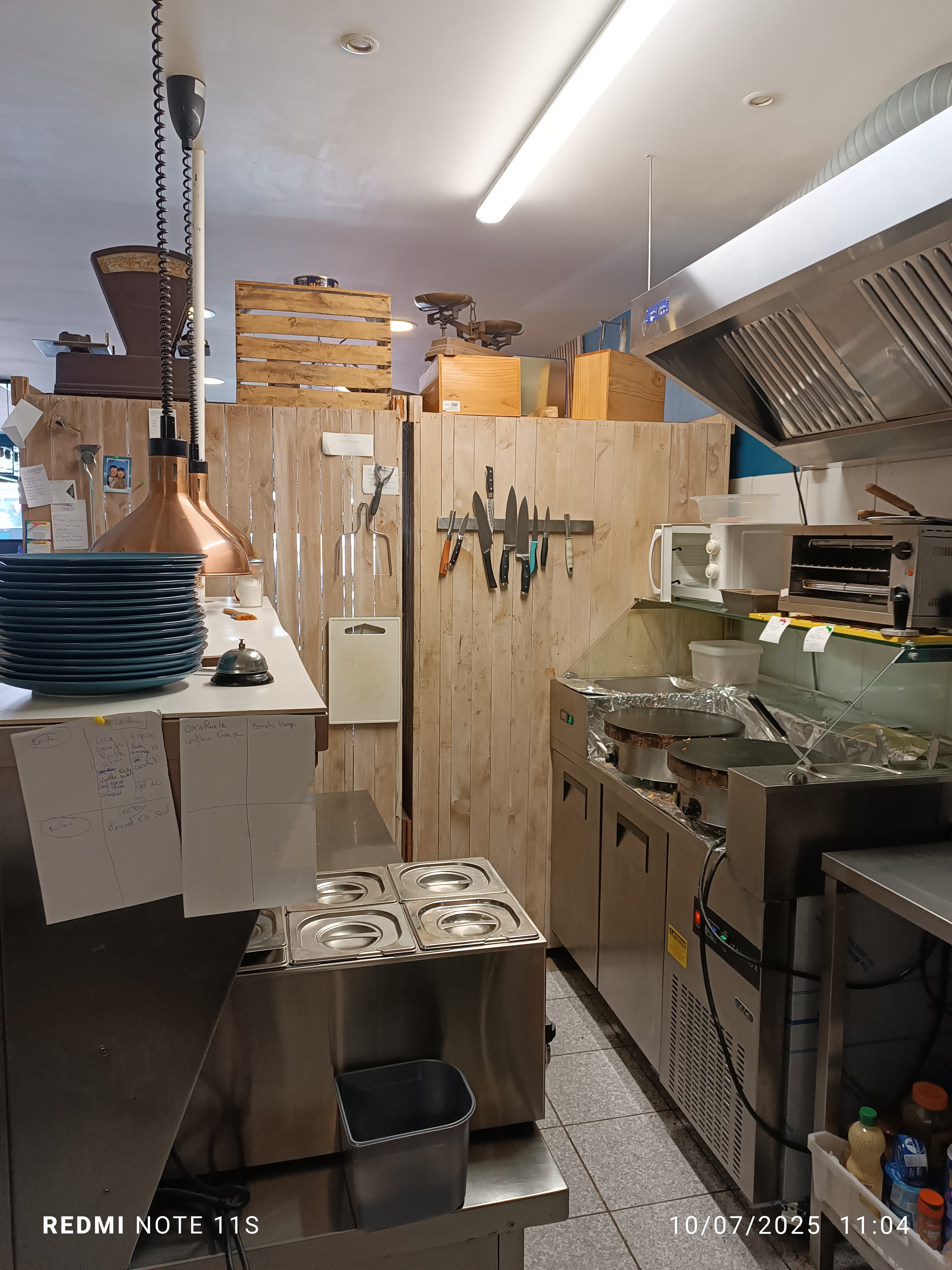 DANS BOURG ATTRACTIF, PROXIMITÉ IMMÉDIATE DE LORIENT ET DE LA CÔTE CRÊPERIE 24 COUVERTS + VENTE A EMPORTER, AGENCEMENT ET MOBILIER RÉCENTS.
IDEAL COUPLE OU 1 ÈRE INSTALLATION.
NÉGOCIABLE RESONNABLEMENT.