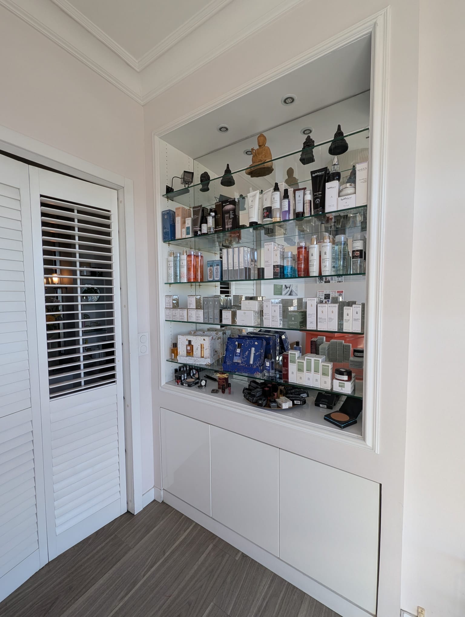 À vendre : Institut de beauté – Thonon-les-Bains ✨

💰 Prix de cession : 55 000 €

Vous souhaitez reprendre un institut avec une clientèle fidèle et un cadre de travail agréable ?

Cet institut de beauté, installé depuis 42 ans à Thonon-les-Bains, bénéficie d’un emplacement privilégié, face au Belvédère et à proximité immédiate de plusieurs parkings, garantissant une excellente accessibilité.

Vente pour cause de départ à la retraite.

Récemment rénové par une architecte d’intérieur, l’établissement est prêt à accueillir immédiatement une nouvelle exploitante.
L’activité fonctionne actuellement sur 4 jours par semaine, une configuration entièrement adaptable selon les envies et objectifs de la repreneuse.

⸻
✨ Points forts de l’institut :
✔ Clientèle fidèle et régulière depuis plusieurs décennies
✔ Local rénové, chaleureux et fonctionnel
✔ Très bonne visibilité et facilité de stationnement
✔ Marques professionnelles reconnues : Sothys, Epiloderm, Mavex
✔ Accompagnement possible pour faciliter la transition et la transmission de la clientèle
⸻
🛋 Agencement :
• Espace accueil / boutique
• Grande cabine de soins
• Douche + toilettes
• Cave pour stockage
⸻
💶 Conditions financières :
• Loyer : 635 € / mois
• Charges : 720 € / an
• Bail commercial 3/6/9 renouvelable
• Prix du fonds de commerce : 55 000 €
⸻
Cet institut bénéficie d’une excellente réputation et offre toutes les conditions pour exercer dans un environnement professionnel confortable, avec un beau potentiel de développement selon les ambitions de la future propriétaire.