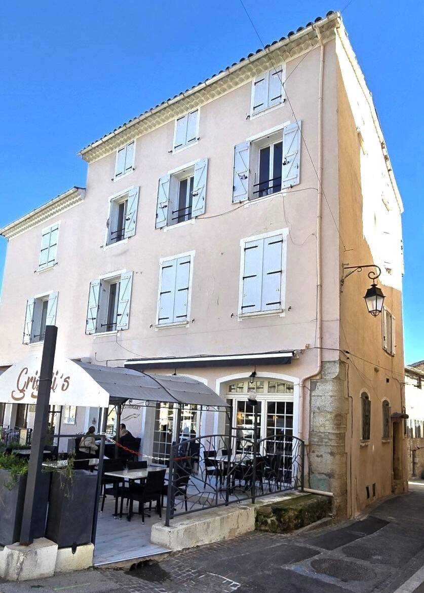 Superbe immeuble entièrement rénové composé de 11 lots loués. Un restaurant avec terrasse, un bar avec terrasse, 9 appartements dont 3 studios, 3 T2 et 3 T3. Grand hall d'entrée, local buanderie, local chaudière, atelier, caves.
Cet immeuble allie le charme de l'ancien avec la modernité et le tout en excellent état et parfaitement entretenu. Très bon investissement sécurisé avec bon rapport locatif. La totalité des lots est loués. Ne manquez pas cette belle opportunité.