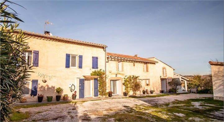 Propriété avec maison d'habitation et ses trois gîtes.
Situé à Beauteville, 31290, petit village paisible du Lauragais, à 8 minutes de Villefranche-de-Lauragais, 25 minutes de Toulouse, et à 10 minutes du péage. 
Vous serez séduits par  la vue sur les collines voisines du Lauragais.
Les hébergements
• 3 gîtes indépendants (1 gîte T2, de 45 m², 1 gîte T2, de 30 m², et 1 gîte T4,  de 83 m²), refaits à neuf en 2019.
Chaque gîte possède son petit espace privé, avec son barbecue.
Chaque gîte possède la climatisation réversible au rdc, et des radiateurs électriques à l'étage pour le 45 et 83 m².
• 1 maison principale de 154 m², salle à manger, salon, cuisine équipée, salle d'eau, à l'étage, 4 belles chambres, 
La maison possède sa terrasse couverte avec son coin cuisine équipée.
• Jardin, abri de jardin.
Sur la propriété, vous avez une piscine de 7 x 3,50 x 1,50.
Piscine chauffée et couverte, traitement au sel installé en mai 2025, des salons de jardin, une aire de jeux pour les plus petits, un espace couvert avec babyfoot, ping-pong, lave-linge, sèche-linge.
Une borne de recharge électrique.
Une microstation de 11 EH.
Panneaux photovoltaïques de 9 kWc (18 panneaux), installés en janvier 2025, consommation plus contrat de revente à EDF.
5 places de stationnement.
Propriété fermée par portail électrique.
DPE C pour le gite de 83 m².
DPE C pour le gite de 45 m².
DPE D pour le gite de 30 m².
DPE D pour la maison .
DPE réalisés en septembre 2025.
Pour rappel, statistique sur 2021, 2022, 2023.
Consommation en kWh en 2024 de janvier à décembre : 13 734 kWh. (la maison, le gite de 45 m², la piscine, la microstation sont sur le même compteur), un autre compteur pour les deux autres gites.
Depuis la pose des panneaux en janvier 2025, la consommation est presque divisée par deux, avec la production des panneaux.
Janvier 2025 à mi-décembre 2025, 8640 kWh.
En euros, pour 2024, 3519 euros, pour 2025, à mi-décembre, 1938 euros.
Taxe foncière 2024, 2125 euros.
Surface totale du terrain clos, 2239 m².
Activité de  gîtes en cours, nous sommes sur Airbnb, Booking, et avons de très bons commentaires.
Achat pour continuer l'activité gîtes, ou toutes autres possibilités. Comme la location au mois que nous faisons pour les plus petits gîtes car demandes, d'octobre à fin avril.
Si continuité activité gites, nous laissons les 3 logements entièrement meublés et équipés, vaisselles, linges de lits, linges de toilette, il n'y a plus qu'à, comme on dit.