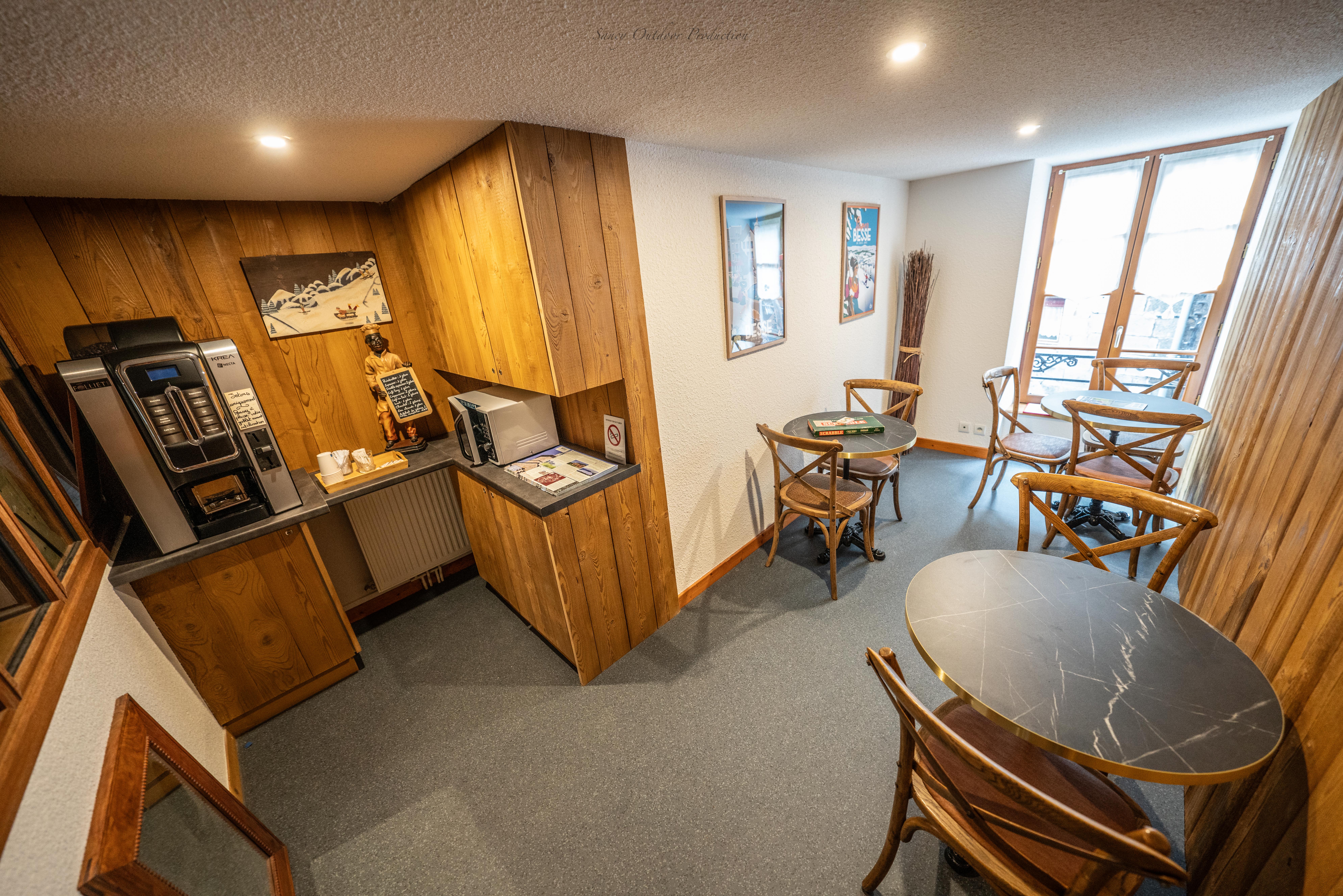 Vends, cause retraite, Hôtel-Restaurant-Bar situé dans un cadre familial qui vous accuaille depuis 3 générations.
L'établissement est à vendre, Murs et fond, au prix de 580000 euros, négociable, sachant que nous sommes aux dernières normes en vigueur, et avec une bonne perspective de développement.
L'Hôtel dispose de 9 chambres de 2 à 4 couchages, entièrement rénovées et meublées avec goût et modernité tout en respectant l'esprit montagne.
De plus vous disposez au 1er étage d'un petit salon vous permettant de prendre 1 consommation, lire ou jouer à des jeux de société.
L'établissement dispose également d'un espace restauration et bar qui nous permet d'assurer une restauration brasserie.
Situés dans le centre historique de la cité médiévale, petite cité de caractère classée, de Besse et Saint Anastaise, au coeur du massif du Sancy, nous disposons également d'une grande terrasse sur la place centrale du village.
Je reste bien sûr à votre disposition au 06 75 54 64 69 , pour vous fournir plus d'informations , et vous pouvez également consulter notre site web www.hotel-sancy-besse.com pour avoir plus d'informations sur les activité et animations sur l'ensemble du massif du sancy