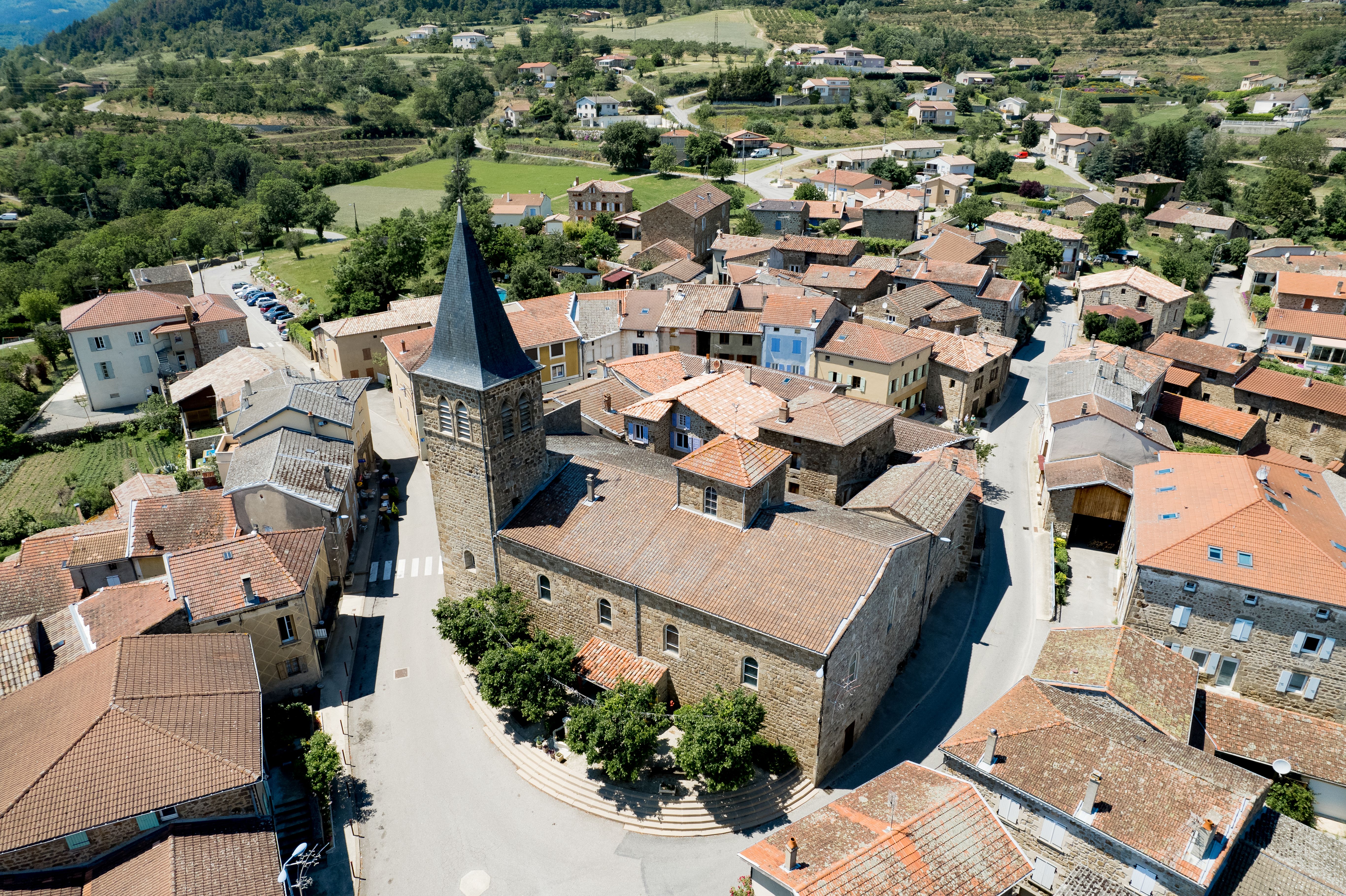 L’exploitant devra assurer un service de restauration et un service de café – bar – petite restauration avec en option la cantine scolaire du village. Il se devra de donner la priorité à des produits locaux de qualité. Sur la commune d’Empurany, de nombreux produits bénéficient de labels de qualité, ou encore d’appellations d’origine ou de marques qui permettent aux producteurs de promouvoir une qualité supérieure. 

La réouverture du restaurant répond à un triple objectif : redynamiser le centre-bourg, renforcer l’attractivité touristique du village et, si l’exploitant le souhaite, assurer le service de la cantine scolaire.
Ce lieu offrira une solution de restauration accessible aux habitants, aux visiteurs de passage, aux touristes du centre historique ainsi qu’aux usagers de l’aire de camping-cars.
Le restaurant sera confié à un exploitant libre de définir son concept, en cohérence avec l’identité et le rayonnement de la commune. Il contribuera à valoriser le patrimoine local et à faire de ce lieu un espace convivial et attractif.

L’Exploitant devra fournir s’il s’occupe de la cantine, une offre de restauration équilibrée et adaptée aux enfants de 3 à 11 ans privilégiant les produits locaux et de saison. Cette offre court pendant l’ensemble de l’année scolaire, calendrier zone A, académie de Grenoble et regroupe environ 40 repas à la journée.