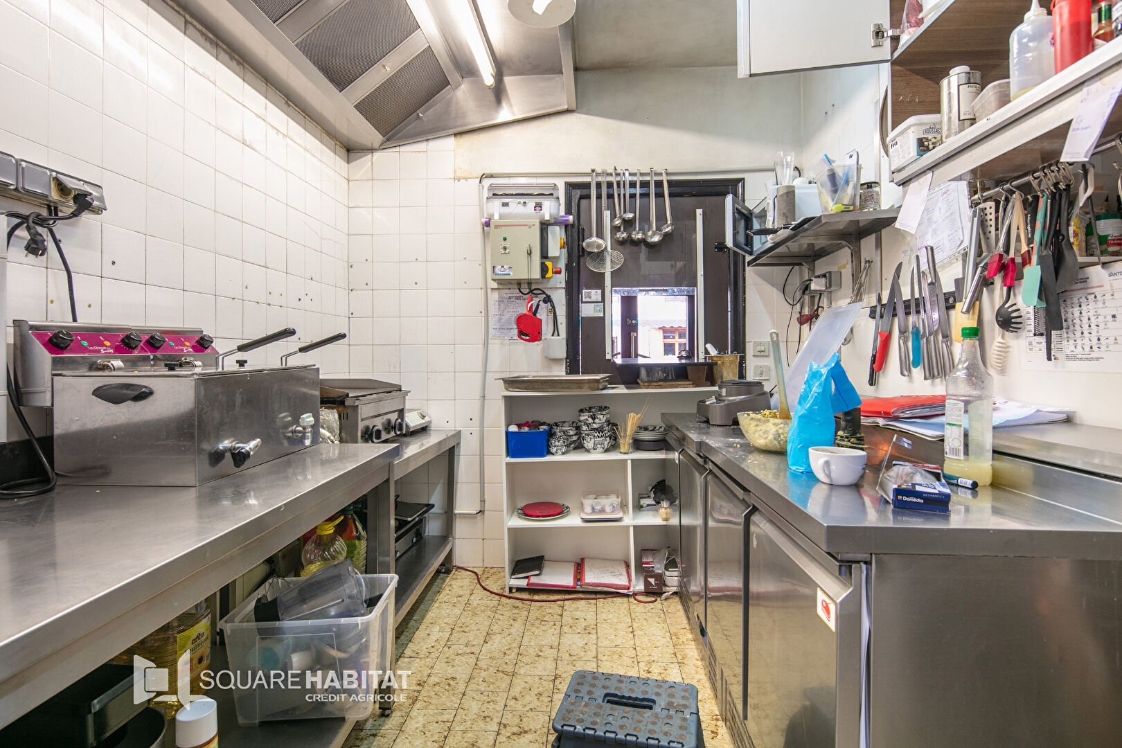 Au coeur du centre historique de Mens nous vous proposons ce pas de porte concernant ce restaurant bar, idéalement placé dans une rue commerçante, bénéficiant à la fois d'une clientèle locale fidélisée et  d'une clientèle touristique importante permettant d'enregistrer un bon chiffre d'affaire annuel. Possédant une belle terrasse sur le devant, une grande pièce à l'étage pouvant augmenter considérablement le nombre de couverts vous pourrez aussi profiter d'un appartement vous permettant de loger sur place, location des murs et appartement 2200€/mois. Nous pouvons aussi vous proposer le rachat des murs selon divers formules qui conviendrait à vos possibilités d'achat ( vente à terme envisageable).