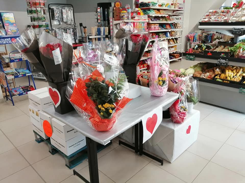 Suite à départ en retraite, vente d un fond de commerce d une superette alimentaire , dans une petite cité de caractère en Mayenne .

SURFACE DE VENTE 226 M2 , AVEC RESERVE ET BUREAU
AU NORMES 
C A  / 400 000 EUROS
LOYER 1 000 EUROS HT
Presse , dépot boulangerie et pressing , pont relais et point argent , gaz , fleurs plants , livraison à domicile , possibilité  boucherie traditionnel (zone créé).
Locaux  presque neufs (création nil y à 4 ans) , 
Possibilité  de vente des murs  et vente de logements , si besoin.
PAGE  FACEBOOK : proxi saint-denis-d'anjou
