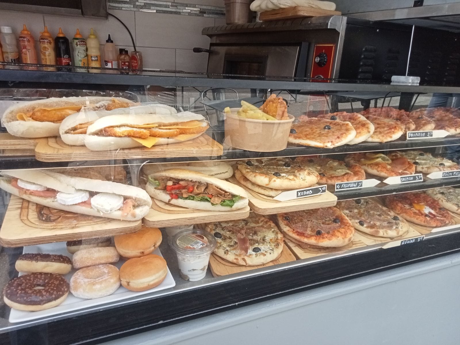 Idéalement situé dans le centre ville d'Aix-en-Provence, donnant sur une place ensoleillée.
Vends fond commerce pizzeria snacking avec une terrasse.
Fournis avec tout le matériel pour pouvoir travailler tout de suite, four à pizza, frigo, plancha, friteuse, grill, machine à café, plan de travail, hotte, tables, chaises, parasols, ustensiles de cuisine, ustensiles à pizza...
Possibilité de louer le logement au dessus du commerce, actuellement libre (mais risque d'être loué rapidement).
Proche des écoles, collèges et lycées. Pour tous renseignements 0761507814.

Fond de commerce : 35000€
Loyer annuel : 16488 €