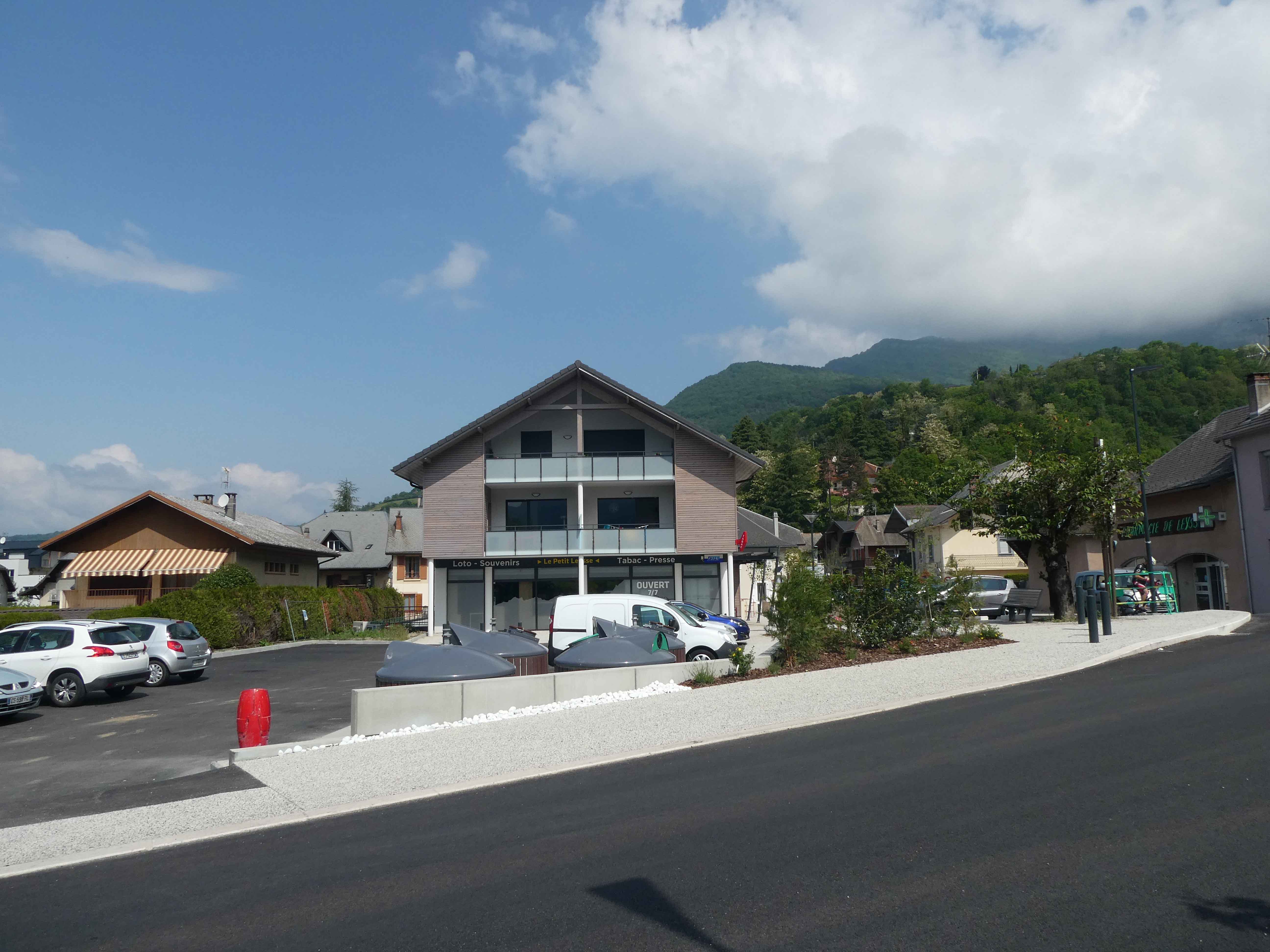 Engagé en 2018 avec la rénovation de la Maison Basin, le projet d’aménagement du quartier de Leysse est désormais réalité. Les travaux terminés, la commune et Cristalh lancent un appel à candidatures pour remplacer le bistrot-boulangerie historique.

La remise à neuf de la Maison Basin du « Vieux Leysse » a marqué le début de la rénovation du quartier de Leysse. Un nouveau bâtiment, regroupant six logements et deux commerces, a été construit avec l’objectif de densifier l’habitat et de dynamiser le noyau commercial du quartier historique.

Une pharmacie, une boucherie-charcuterie, un salon de coiffure et un tabac-presse sont déjà installés. 

Pour compléter l’offre, l’objectif est de trouver un  boulanger/pâtissier qui remplacera  le dépôt de pains qui existait. 

Les habitants du quartier sont en attente d’un commerce polyvalent, ouvert le samedi et le dimanche matin, idéalement une boulangerie – bar – restaurant. Le local neuf, (dispose déjà d’une licence IV pour le débit d’alcool. Celui-ci est à aménager en fonction des besoins (164 m2).

Michel DYEN, maire de Saint-Alban-Leysse :
« L’objectif est de créer une véritable place de village »

Quel est le plan d’action de la commune ?
« Les travaux sont terminés. Nous engageons une démarche de redynamisation du quartier historique de Leysse. Le réaménagement a créé un cadre attractif. Le tabac-presse a déménagé et est satisfait de son nouvel emplacement. La pharmacie et le boucher-charcutier conservent les mêmes locaux. Le boulanger ayant pris sa retraite sans trouver de repreneur, nous proposons, à la vente ou en location, un local neuf, dans une rue passante avec des possibilités de stationnement tout autour.»

Contacts : 
CRISTAL HABITAT Service Immobilier d’entreprise  
Delphine OLIVA  
d.oliva@cristal-habitat.fr 
04.79.71.88.43 /06.73.14.96.66  

MAIRIE DE SAINT ALBAN-LEYSSE
Amélie de BAILLIENCOURT
communication@saintalbanleysse.fr
04 79 60 55 78