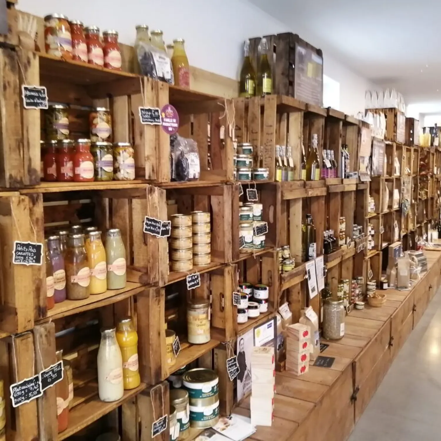 A VENDRE belle épicerie produits locaux & cave à vins 31. 

Dans une commune dynamique, et en pleine expansion, boutique très agréable et reconnue créée en janvier 2022, qui propose principalement du circuit court (primeur, crèmerie, épicerie) et une cave à vins et à bières, avec des dégustations régulières. Dans le cœur du village, à côté d’un restaurant, du tabac presse, et d’un centre optique.   

Clientèle fidélisée et très agréable. 

Magasin d'environ 100 m2 : 80 m2 de surface de vente + réserve + chambre froide.Terrasse privatisée et aménagée d'environ 20 m2 à l'arrière, au calme, en bois et travertin.

Clé en main, avec des possibilités de créer des services pour compléter l'activité (click & collect, livraisons, salon de thé, etc…). Affaire saine cédée pour vivre de nouveaux projets. 

 EMPLACEMENT IDEAL ET BON POTENTIEL POUR REPRISE A L’IDENTIQUE OU CAVE A VINS & FROMAGES ou PRIMEUR.
 
CA moyen annuel : 215 000€ HT

Ouverture actuelle : mardi / mercredi / jeudi après midi/ vendredi / samedi 

Congés annuels : 1 SEMAINE SUR 2 pdt les vacances scolaires ,  et 3 semaines en août.