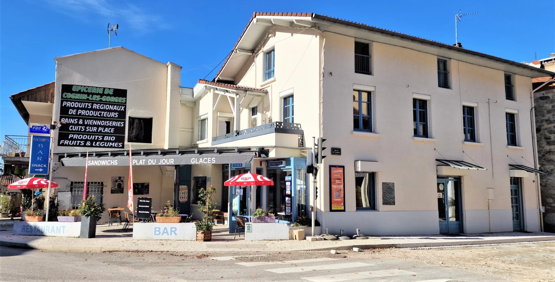 COMMERCE et/ou HABITATION A VENDRE

325 000 € | COGNIN LES GORGES (38470) | 260 m²

Nous vous proposons à la vente un ensemble immobilier complet comprenant les murs commerciaux, le fonds de commerce de bar–restauration–vente de jeux ainsi qu’un spacieux appartement en duplex situé directement au-dessus de l’établissement.
Partie commerciale :
Le local professionnel offre de très beaux volumes et se compose de :
• Une grande salle de réception lumineuse et fonctionnelle,
• Toilettes PMR aux normes,
• Une cuisine professionnelle équipée,
• Une cour ainsi qu’une terrasse,
• Une vaste cave en sous-sol, parfaite pour le stockage.

Cet établissement dispose d’un fort potentiel pour la poursuite de l’activité existante ou le développement d’un nouveau concept.

Appartement duplex d'environ 150 m² :
Situé au-dessus du commerce, l’appartement offre des surfaces généreuses et se compose de :
• Salon, séjour, cuisine,
• 5 chambres,
• Un grand bureau,
• Une terrasse privative.

Un bien idéal pour concilier vie personnelle et professionnelle.