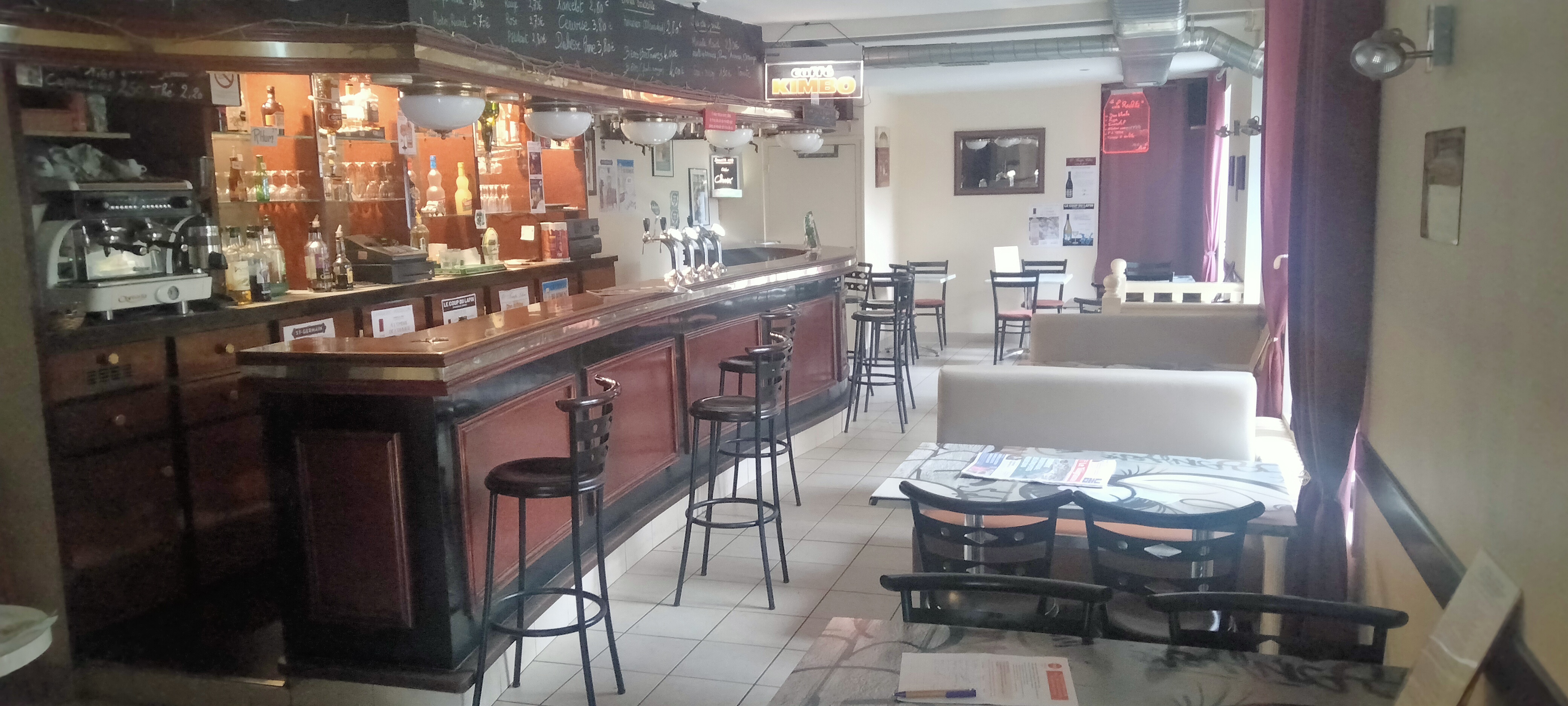 - BAR, TABAC, FDJ, PIZZA A EMPORTER
 Opportunité  rare  en  cœur  de  village  reprise  du  fonds  +  acquisition  des  murs   
Description : Vente  d’un  fonds  de  commerce  - BAR, TABAC, FDJ, PIZZA A EMPORTER opportunité  rare  en  cœur  de  village  reprise  du  fonds  +  acquisition  des  murs   Description: 
Vente  d’un  fonds  de  commerce  polyvalent actuellement exploité en bar – tabac – presse – dépôt de pain avec activité pizza à emporter très rentable (CA pizza ≈ 50 k€ / an sur les soirées vendredi/samedi). L’ établissement comprend un comptoir tabac, un bar (120 m²) une cuisine et 2 réserves + une bâtisse annexe de 100 m2 exploitable  pour  l’organisation  de  repas  de  groupe,  séminaires  ou  soirées  privées  —  un  vrai  atout pour  développer l’événementiel et la restauration sur place. Horaires actuels: Semaine : 8h–13h et 16h–21h Vendredi & samedi : ouverture prolongée jusqu’à  1h  du  matin  Fermé  :  dimanche  et  lundi. Locaux en très bon état; RIEN A FAIRE (toiture et isolation refaite en 2020, toilettes PMR...),  cuisine  équipée  pour  pizza  à  emporter.  P. Emplacement central dans le bourg —clientèle  locale  fidèle  + passage  touristique  estival.  Opportunités  de  développement:  *  Transformer  une  partie  de  la  salle  en  espace restauration sur place   * organisation  de soirées à thème  * Offres traiteur * repas  pour randonneurs et groupes (parcours autour des Monts d’Arrée). L'établissement se situe dans un petit bourg des Monts d’Arrée, riche en patrimoine et attractif pour les randonneurs /touristes (parc naturel régional d’Armorique). Le bourg dispose d’une vie locale active. L'établissement et la crêperie du bourg sont les 2 uniques commerces.   Localisation : EPCI CC Monts d'Arrée Communauté (29)
Caractéristiques de l’entreprise :le commerce comporte différents espaces: - le comptoir tabac - le bar - une jolie terrasse aménagée (100m²) - une réserve tabac/plonge -une cuisine inox avec four à pizza - une réserve boisson - une maison annexe dans laquelle il est possible d'accueillir des groupes pour des repas, cafés d'enterrement... -
un appartement (RIEN A FAIRE) de 180 m2 au dessus du bar disposant d'un espace salon/cuisine/séjour de 70m² et 5 chambres 
Commentaires Effectifs - Chiffres clés :1 CDI à temps partiel qui ne sera pas à reprendre +1 contrat extra le vendredi commission tabac loto jeux ... à ajouter au CA: 2022: 29335 € 2023: 30 650 € 2024: 33 766 €