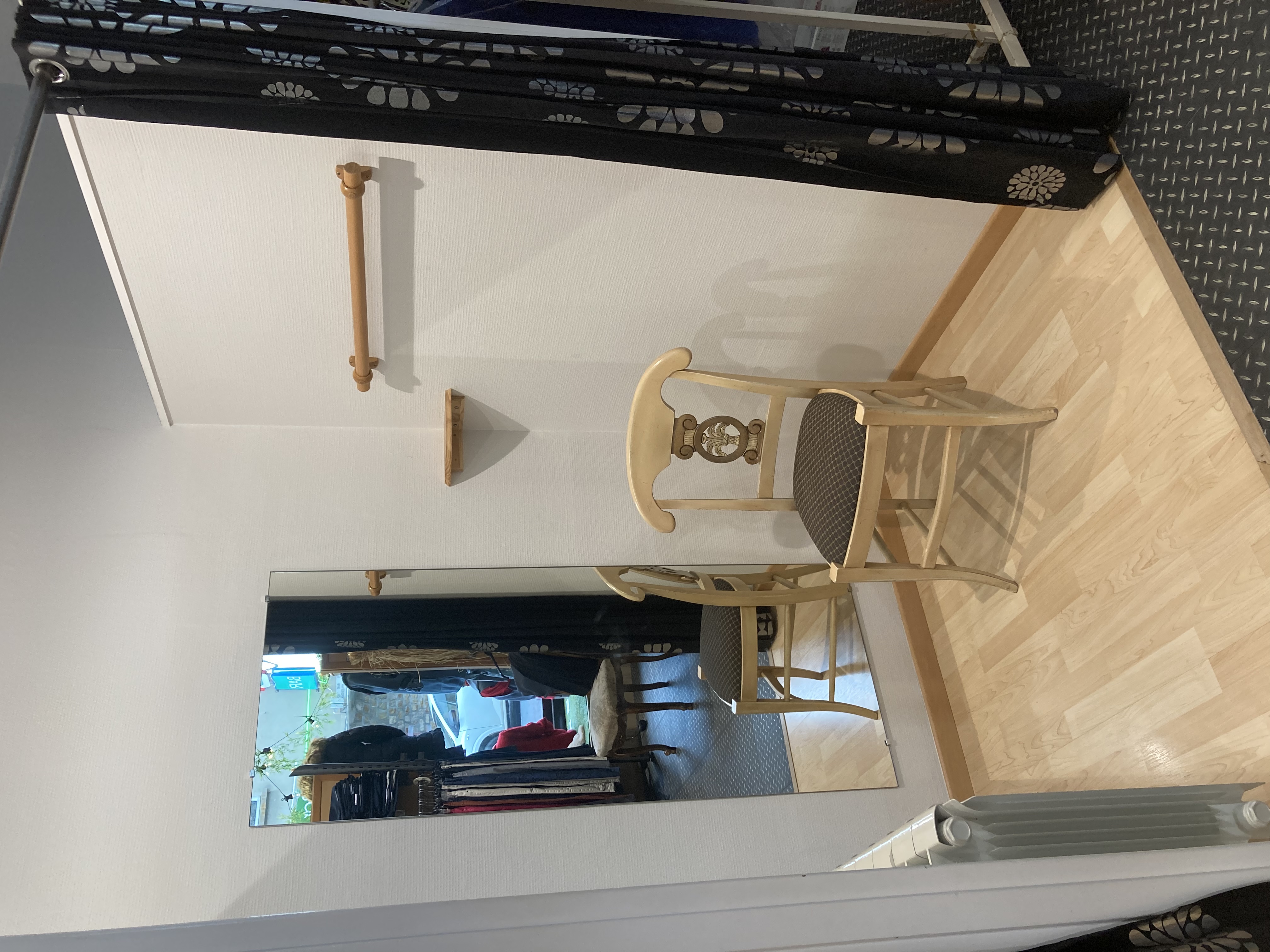 Pour toutes personnes qui aiment les vêtements de qualité, le stylisme et surtout le commerce.
Je me sépare de mon bébé pour un nouveau projet (le même dans le sud de la France).
Travailler dans cette boutique n'est que du bonheur, sa notoriété est historique dans la Manche (sans concurrence sur secteur).
La boutique dispose d'une belle surface de vente, d'un showroom à l'étage, de deux réserves, d'un bureau et d'un coin eaux. Aucun travaux sont à prévoir.
Les places de parking sont un vrai atout avec en bonus notre magnifique abbatiale.