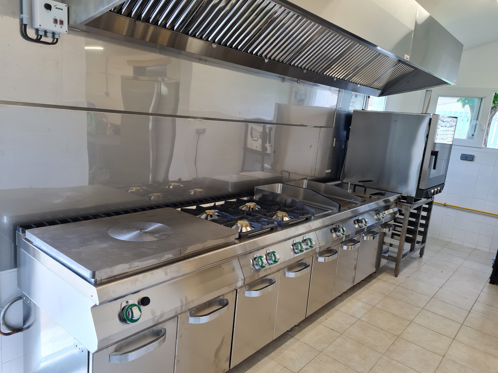 Ensemble immobilier de 2 maisons comprenant:
1 restaurant d'une surface de 126m² remis entièrement à neuf, totalement aux nouvelles normes, matériel neuf de 2021. Nombreuses possibilités de développement. Voir les commentaires sur google auberge les romarins.
1 gîte ou maison d'habitation deux chambres d'une surface de 108m² en cours de rénovation, déjà habitable.
La totalité sur un terrain d'une surface de 755m².
Situation centrale, proche de Cognac, Angoulême. Au coeur de vignobles qui demande beaucoup de main d'oeuvre d'où la demande importante pour la location du gîte (revenu supplémentaire)
A vendre pour raison de santé.
N'hésitez pas à me contacter pour toutes informations complémentaires ou pour une visite.
Agence s'abstenir.