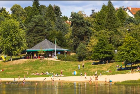 La commune de Châtelus-Malvaleix (545 habitants), située au nord de la Creuse, au cœur du triangle Châteauroux – Limoges – Montluçon, 
RECHERCHE SES EXPLOITANTS SAISONNIERS
Pour la gestion du « Bar-Restaurant de la Plage », site de loisirs communal du plan d’eau de la Roussille, SAISON 2026.

Un cadre privilégié :

Implanté sur un site naturel attractif avec plan d’eau, baignade surveillée (sur juillet et août), aire de jeux, circuits de randonnée pédestres et vtt, gîtes, camping et parcours Terra Aventura, le lieu bénéficie d’un fort potentiel et d’une clientèle fidèle, familiale et touristique.

L’établissement :

Surface intérieure de 260 m² comprenant :
-Salle avec bar (30m2), 
-Cuisine partiellement équipée (11m2), 
-Réserve (10m2).

Les + :

-Grande terrasse de 180 m², dont une partie couverte,
-Mise à disposition de pédalos et paddles, dont l’exploitation et les revenus sont réservés exclusivement aux gérants.                            

Conditions d’exploitation :

-Durée 6 mois : de mi-avril à mi-octobre (6 mois)
-Ouverture 7j/7 demandée en juillet et août
-Présence des exploitants sur site exigée pendant toute la saison (même si embauche de personnel)
-Exploitation soumise à un cahier des charges défini par la commune et communiqué lors de chaque candidature.
-Contrat  location-gérance, saisonnier (6 mois) 
-Ce contrat peut être renouvelé l’année suivante.
-Prix de la location : 5 000 € TTC + charges (EDF/TEL/EAU...) 
-CA HT saison 2025 : 201 000 € 

Profil recherché :

-Couple ou professionnel(le)s souhaitant s’investir pleinement dans une activité saisonnière.
-Expérience souhaitée en restauration, bar ou gestion d’établissement touristique.
-Esprit d’initiative, dynamisme, excellent gestionnaire, GRAND SENS DU COMMERCE.
-Capacité à valoriser les atouts du site et à créer une ambiance conviviale et attractive (accueil, animations, concerts...).

Les atouts du site :

Environnement naturel exceptionnel et fréquentation touristique croissante à fort potentiel.
Activités complémentaires : baignade, randonnées, hébergements, animations.
Emplacement central, site touristique reconnu.

Candidatures (lettre de motivation + projet + références éventuelles) à adresser avant le 31 décembre 2025 à :

Mairie de Châtelus-Malvaleix
10, Place de la Fontaine
23270 CHÂTELUS-MALVALEIX
05.55.80.70.31
Mairie@chatelus-malvaleix.fr

Une belle opportunité pour des gérants motivés souhaitant allier cadre naturel et projet professionnel !