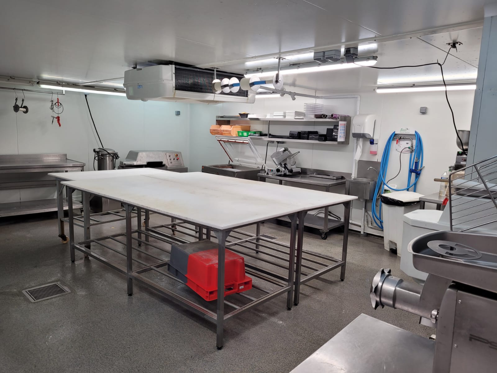 A reprendre, fonds de commerce, charcuterie,  conserverie, traiteur et boucherie. Entreprise centenaire implantée localement, forte renommée sur la qualité des produits. Possibilité de redévelopper l’activité traiteur extérieur (les
véhicules nécessaires sont présents ) et la vente de conserves sur internet. Les locaux se situent dans la rue piétonne du village très fréquenté durant la période estivale. Clientèle de particuliers mais également de professionnels. Matériel complet, entretenu et récent ( vitrine magasin renouvelée). Entreprise disposant de 2 points
de vente de 100 m² et 50 m² dont 1 avec un laboratoire de production ( 150m ²) 3 salariés en production + 1 salarié à la vente et 1 apprenti seront à reprendre. 2 baux commerciaux. Prix des loyers 28 305 € Fonds de commerce : 300 000 € CA 800000€