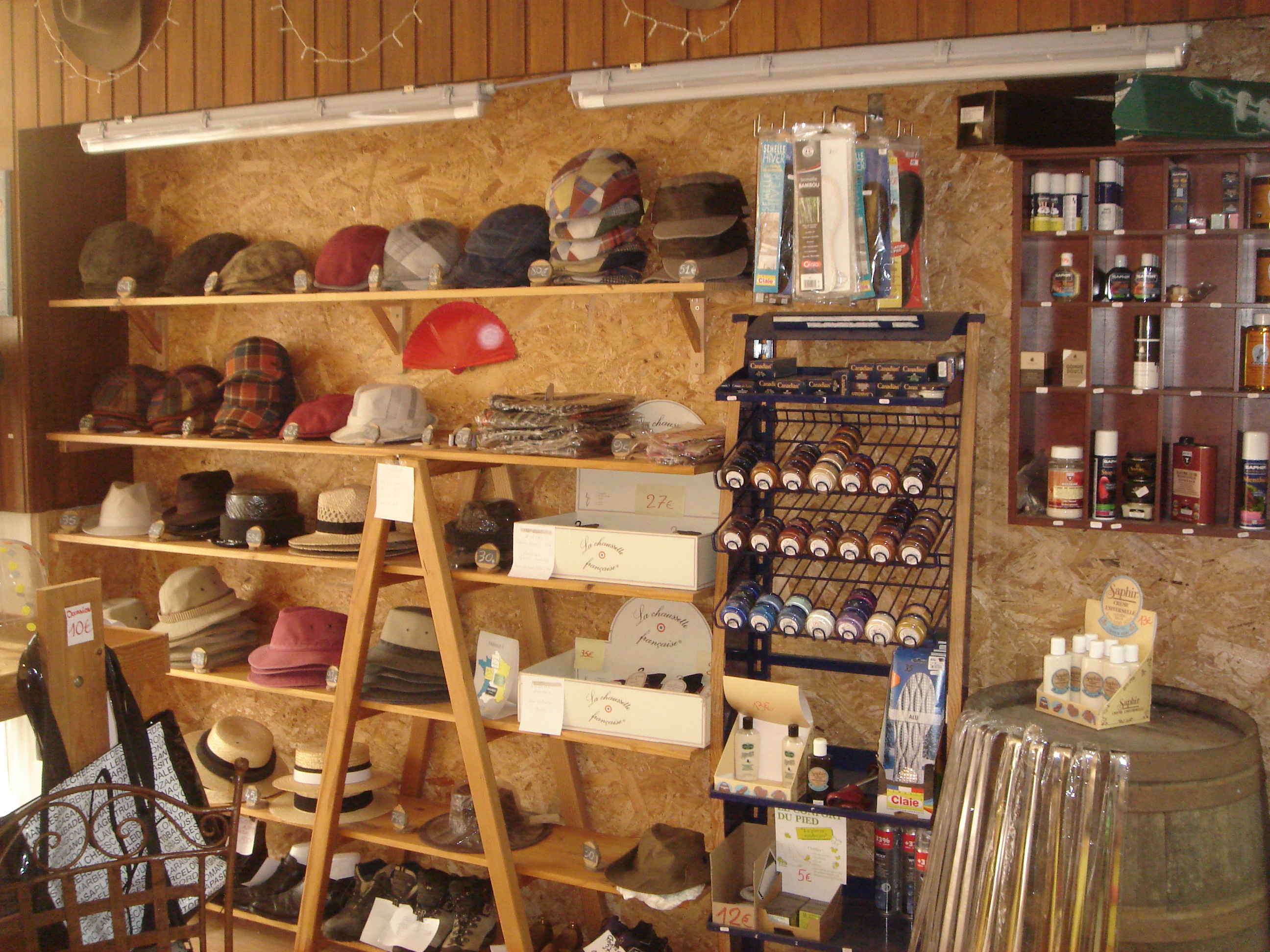 A reprendre cause retraite activités de cordonnerie vente de produits d'entretiens, réparation de maroquinerie mais aussi de vente de chapeaux, casquettes, ceintures et de clés minute et clés de voiture.
Dans une rue commerçante et principale du centre ville ou le bon et le bien être existe encore.
Bonne notoriété grâce au relationnel et au travail effectuer clientèle fidèle et variée particuliers professionnels collectivités hôpital. Pendant les vacances clientèle parisienne et étrangère car secteur touristique.
1 local de 64m² WC 1 lavabo, réserve, eau chaude avec tout l'outillage et matière première
libre en 08/25 possibilité d'accompagnement à la reprise et à la prise d'exercice par le cédant.
Activité qui ne nécessitent pas de qualification professionnelle obligatoire mais être manuel et aimer le contact et le travail bien réaliser