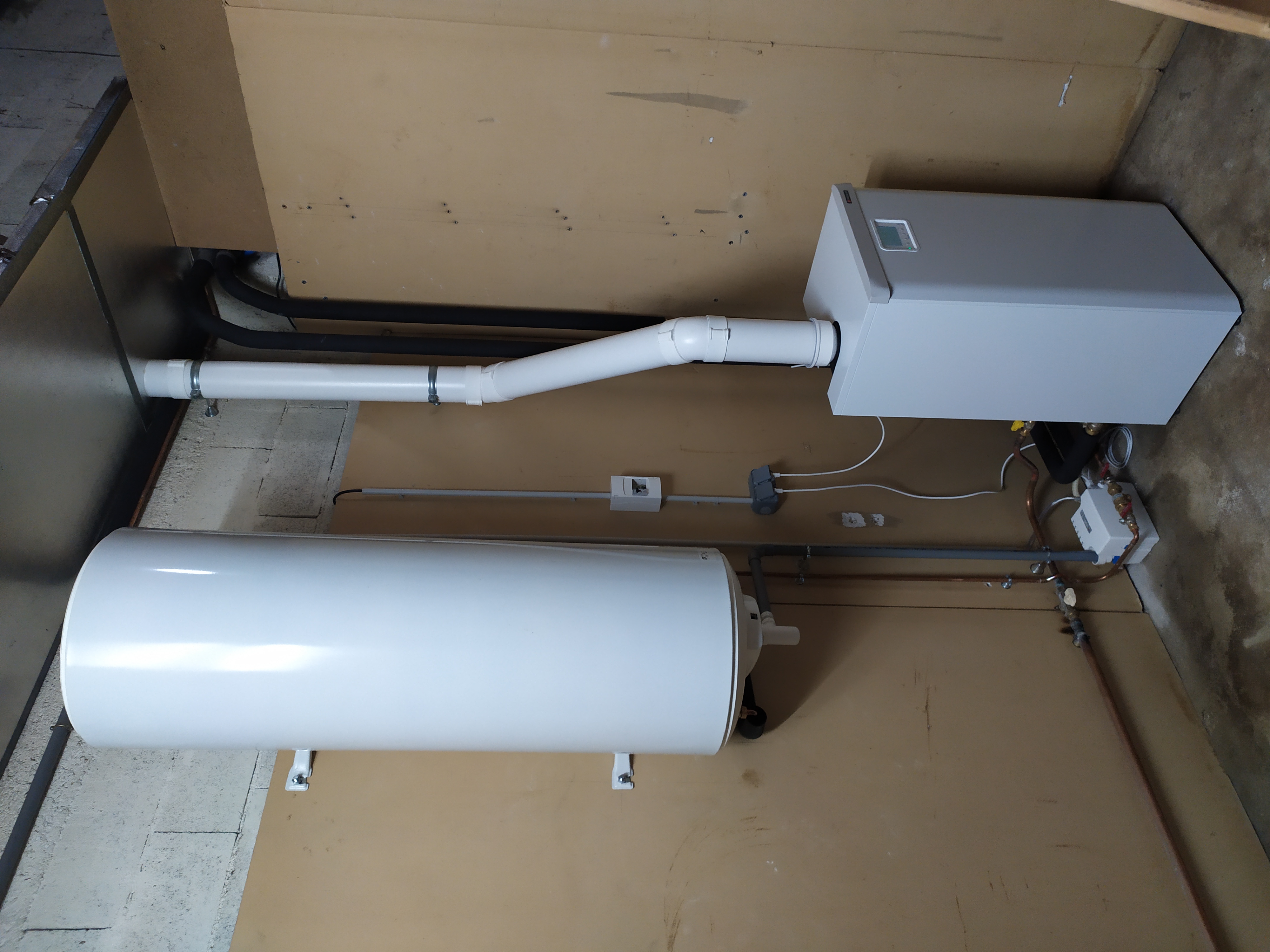 Cause départ à la retraite, vend parts de SARL activité Plomberie, Chauffage, Climatisation, Dépannage, Electricité, Concept salle de bain de A à Z. L'entreprise comprend une équipe de 4 personnes : 2 TNS, 2 Apprentis (+ intérim selon besoin)
Matériel en très bon état : 2 FIAT Ducato, 1 OPEL Combo;
Clientèle à 95 % de particuliers
L'entreprise est située en centre ville sur axe très passager
Atelier de 110 m² + réserve 170 m² + bureau 60m². Bail commercial (loyer mensuel de 1200€)
CA moyen 320K€ - EBE retraité : 28K€