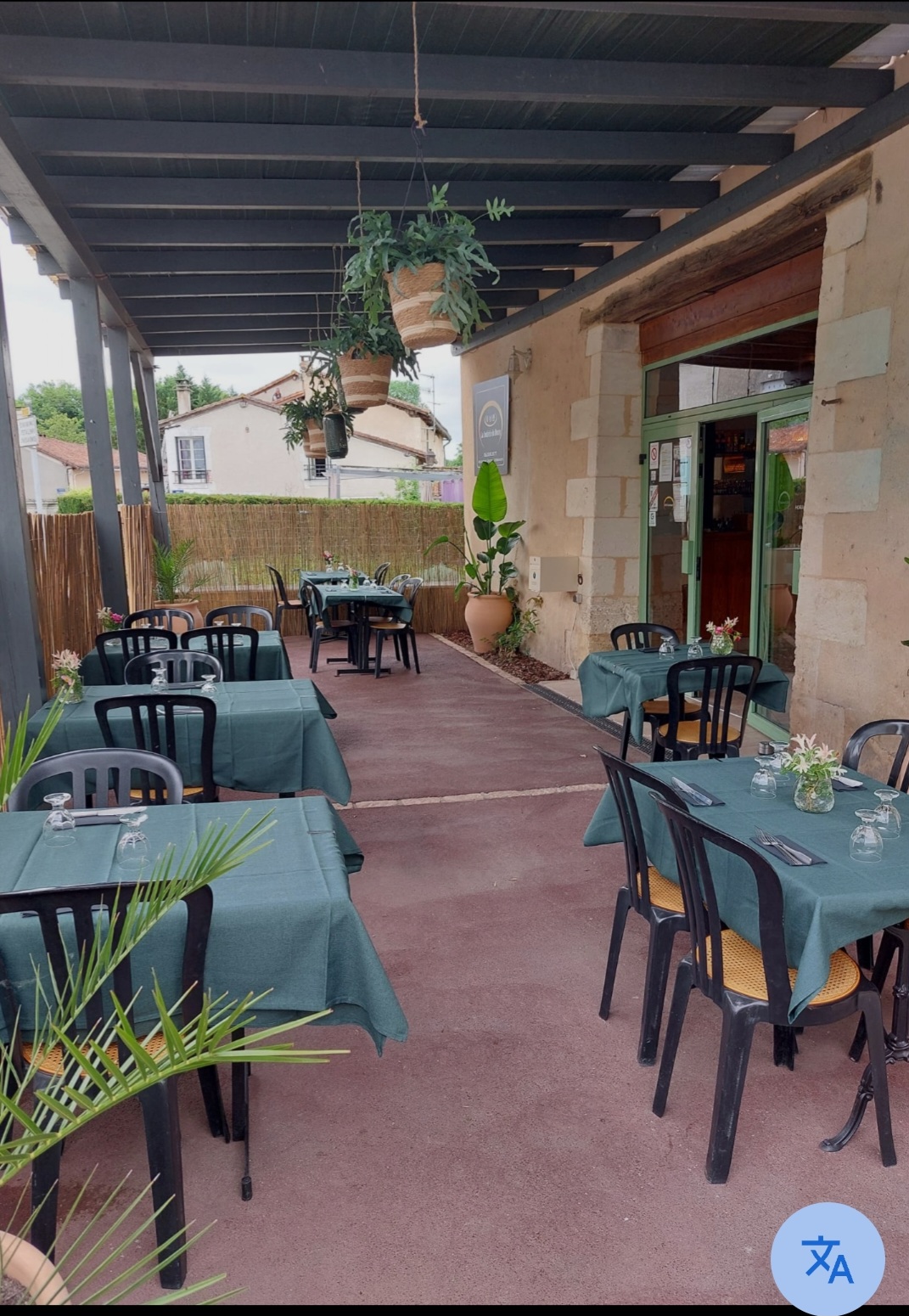 Situé au cœur de Bourg-Du-Bost, entre Ribérac et Aubeterre, ce restaurant de 150 m² représente une excellente opportunité pour les entrepreneurs de la restauration. Disposant d'une salle intérieure pouvant accueillir 50 convives et d'une terrasse de 40 places, cet établissement est idéal pour profiter des belles journées ensoleillées. La configuration comprend également une salle de bar, une cuisine aux normes, des sanitaires et une réserve, permettant ainsi une exploitation fluide et efficace. L'emplacement central garantit une visibilité optimale et un accès facile pour les clients. De plus, le faible loyer, lié à la propriété communale, et la mise à disposition d'une licence 4 par la mairie sont des atouts majeurs pour un démarrage rapide de l'activité. Le restaurant est actuellement opérationnel, ouvert du Mardi au vendredi midi, ce qui laisse une marge de développement considérable. Enfin, cet établissement se trouve en Zone de Revitalisation Rurale (ZRR), offrant des avantages fiscaux non négligeables. Une possibilité d'accompagnement par les propriétaires est également à envisager. Ne manquez pas cette chance d'acquérir un bien clé en main dans une région dynamique.