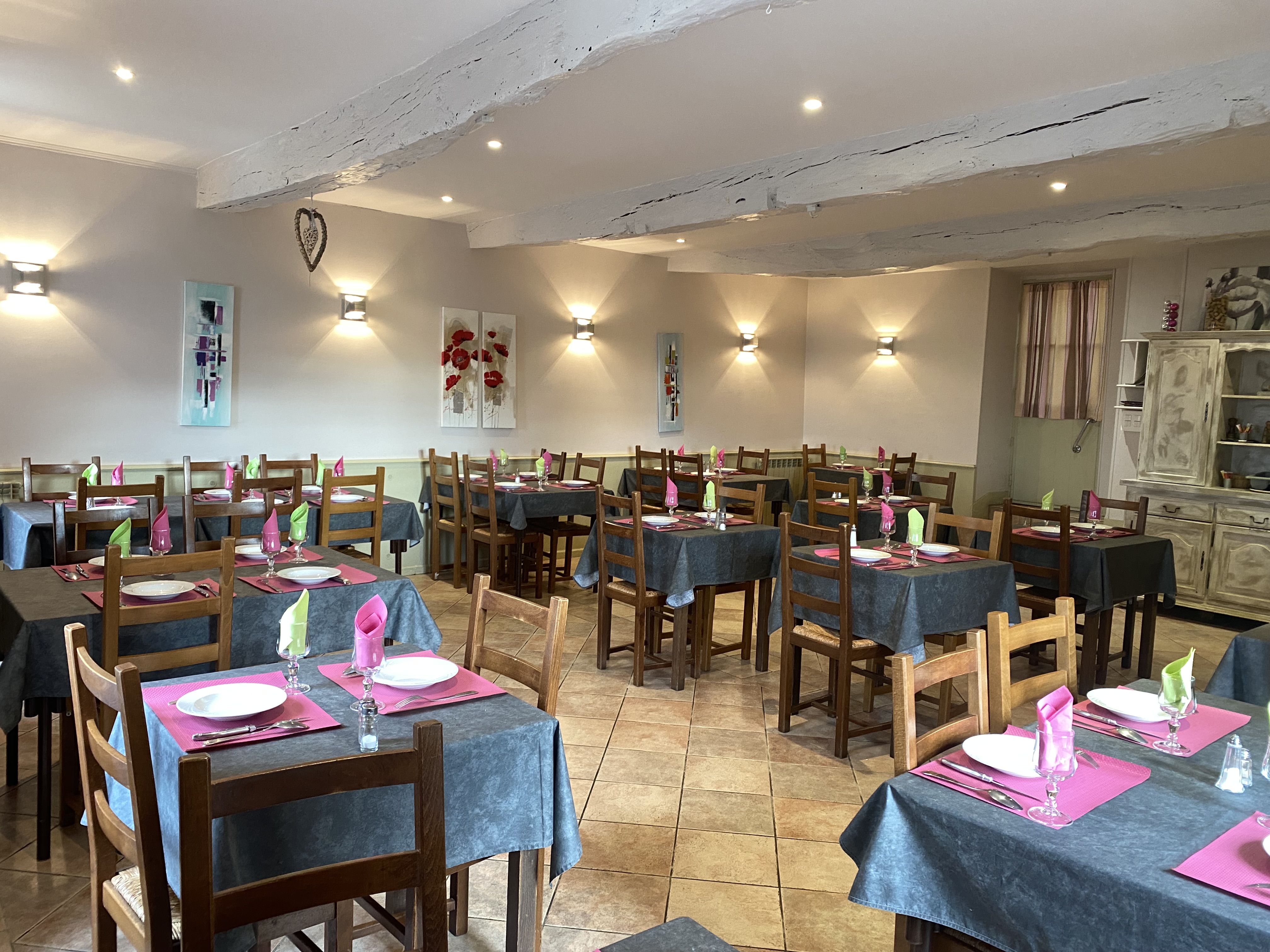 Fonds de commerce "Bar et Restauration" à Monfort (Gers)
Le restaurant La Grignotière, une institution locale avec une activité lucrative de bar et une licence IV. Idéalement situé dans le village historique de Monfort, très prisé des touristes et des habitués.

Un outil de travail clé en main pour un projet de vie : Cet établissement dispose d'une excellente réputation et est en pleine activité. Il est parfait pour une acquisition immédiate, sans nécessité de travaux, grâce à une cuisine professionnelle fonctionnelle. Sa grande capacité d'accueil de 50 à 70 couverts est un atout majeur, avec :

- Une terrasse sous les arcades pour les beaux jours
- Une grande salle intérieure, idéale pour les groupes et les événements privés

Le dynamisme du village, avec ses activités locales, son école primaire et ses commerces, représente un fort potentiel de développement du chiffre d'affaires, parfait pour un projet familial.

Détails de l'offre
Fonds de commerce : 125 000 €
Loyer mensuel : 1 300 €, incluant le bar, le restaurant et un appartement T4 de 80m² situé au-dessus, idéal pour un logement de fonction.

Ce fonds de commerce est une véritable opportunité pour un projet de vie, offrant un outil de travail rentable et opérationnel dans un environnement touristique et familial.