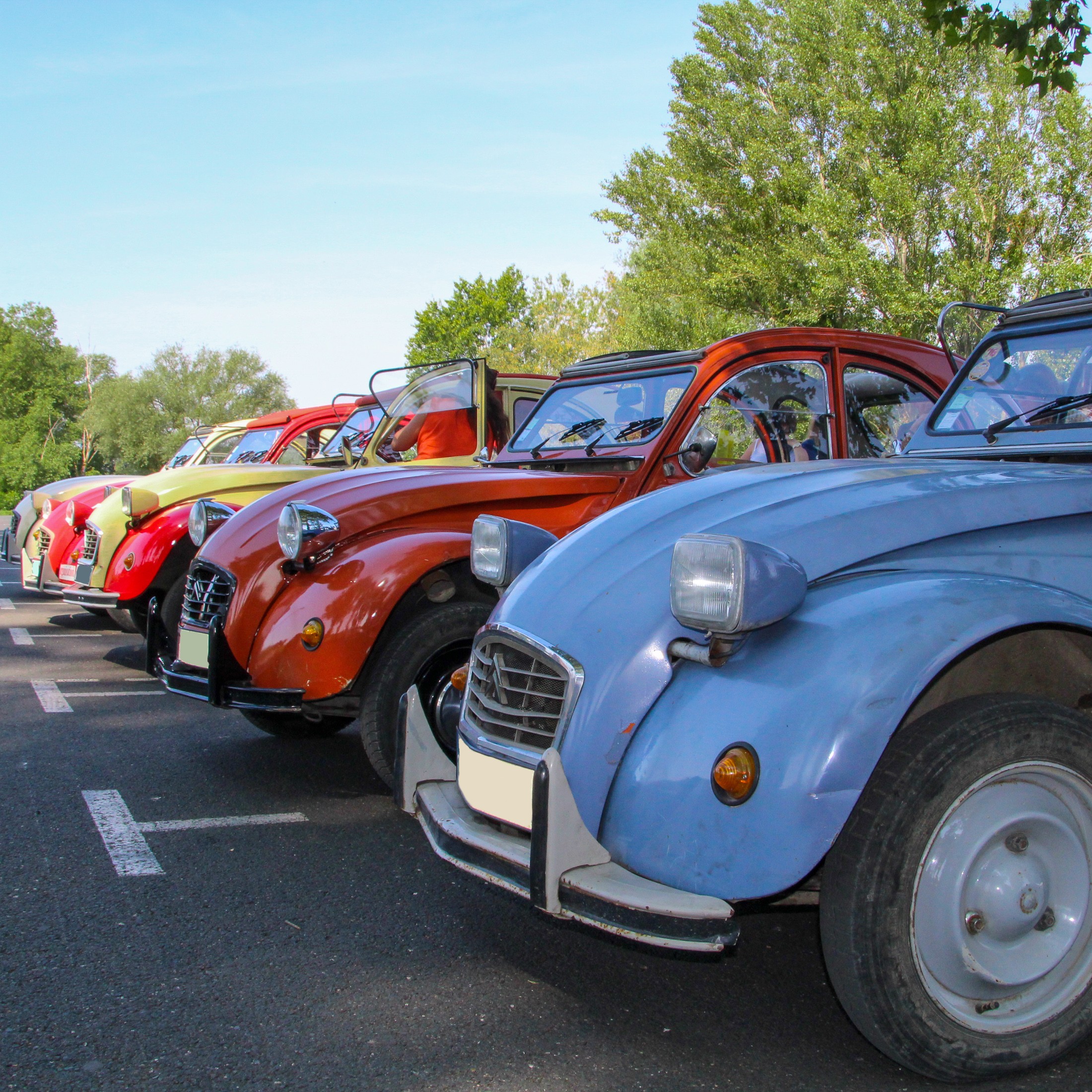 Située au cœur d'une région touristique, à 1 h de Paris, cette entreprise de plus de 15 ans spécialisée dans l'organisation sur-mesure de rallyes en 2CV Citroën, entreprise à fort potentiel de développement, bénéficie d'une excellente réputation.
L'originalité de cette entreprise s'appuie sur l'organisation, la coordination d'événements, de rallyes originaux, thématiques au volant de la mythique, indémodable et célèbre la 2CV Citroën, la plus populaire des décapotables française.
La clientèle est composée de particuliers (enterrement de vie de jeune fille, enterrement de vie de garçon, cousinade, réunions de familles, anniversaires, sorties entre amis ...), de sorties de CSE, et de sorties d'entreprises avec l'organisation de séminaires de A à Z, de team-buildings ...

POINTS FORTS
•	activité clé en main et immédiatement exploitable dans une région à fort potentiel à 1 h de Paris,
•	flotte de véhicules entretenus régulièrement,
•	nombreux partenaires locaux rigoureusement sélectionnés (hébergements, restaurant, traiteurs, sites de réception, sites touristiques, activités complémentaires ...)
•	rallyes questions variés, fonctionnels / exploitables de suite,
•	activité fédératrice pour petits et grands / transgénérationnelle,
•	clientèle existante (particuliers et entreprises),
•	entreprise pionnière des rallyes en 2CV en France à 1h de Paris,
•	accompagnement possible pour la reprise.

CE PRIX COMPREND
•	10  2CV, lot de pièces détachées avec véhicule complet
•	un nom commercial référencé auprès de diverses agences nationales: de voyages, réceptives et de communication,
•	un site internet référencé,
•	un listing clientèle d'entreprises qui nous ont fait confiance et qui ont été satisfaits de nos prestations,
•	des principes de chasses au trésor, jeux de piste, jeux thématiques, rallyes questions en français, anglais, espagnol,
•	des devis et réservations validés pour l'année en cours, magnétiques de véhicules,
•	road-books et énigmes clés en main, principes de chasses au trésor,
•	divers matériel d'animation.