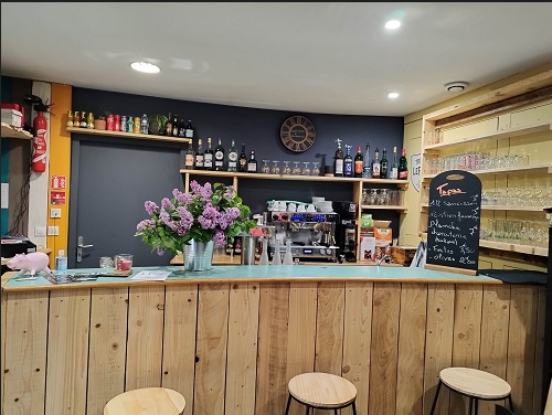La commune de Châtelus-Malvaleix (545 habitants), située au nord de la Creuse, au cœur du triangle Châteauroux – Limoges – Montluçon, 
RECHERCHE SES EXPLOITANTS SAISONNIERS
Pour la gestion du « Bar-Restaurant de la Plage », site de loisirs communal du plan d’eau de la Roussille, SAISON 2026.

Un cadre privilégié :

Implanté sur un site naturel attractif avec plan d’eau, baignade surveillée (sur juillet et août), aire de jeux, circuits de randonnée pédestres et vtt, gîtes, camping et parcours Terra Aventura, le lieu bénéficie d’un fort potentiel et d’une clientèle fidèle, familiale et touristique.

L’établissement :

Surface intérieure de 260 m² comprenant :
-Salle avec bar (30m2), 
-Cuisine partiellement équipée (11m2), 
-Réserve (10m2).

Les + :

-Grande terrasse de 180 m², dont une partie couverte,
-Mise à disposition de pédalos et paddles, dont l’exploitation et les revenus sont réservés exclusivement aux gérants.                            

Conditions d’exploitation :

-Durée 6 mois : de mi-avril à mi-octobre (6 mois)
-Ouverture 7j/7 demandée en juillet et août
-Présence des exploitants sur site exigée pendant toute la saison (même si embauche de personnel)
-Exploitation soumise à un cahier des charges défini par la commune et communiqué lors de chaque candidature.
-Contrat  location-gérance, saisonnier (6 mois) 
-Ce contrat peut être renouvelé l’année suivante.
-Prix de la location : 5 000 € TTC + charges (EDF/TEL/EAU...) 
-CA HT saison 2025 : 201 000 € 

Profil recherché :

-Couple ou professionnel(le)s souhaitant s’investir pleinement dans une activité saisonnière.
-Expérience souhaitée en restauration, bar ou gestion d’établissement touristique.
-Esprit d’initiative, dynamisme, excellent gestionnaire, GRAND SENS DU COMMERCE.
-Capacité à valoriser les atouts du site et à créer une ambiance conviviale et attractive (accueil, animations, concerts...).

Les atouts du site :

Environnement naturel exceptionnel et fréquentation touristique croissante à fort potentiel.
Activités complémentaires : baignade, randonnées, hébergements, animations.
Emplacement central, site touristique reconnu.

Candidatures (lettre de motivation + projet + références éventuelles) à adresser avant le 31 décembre 2025 à :

Mairie de Châtelus-Malvaleix
10, Place de la Fontaine
23270 CHÂTELUS-MALVALEIX
05.55.80.70.31
Mairie@chatelus-malvaleix.fr

Une belle opportunité pour des gérants motivés souhaitant allier cadre naturel et projet professionnel !