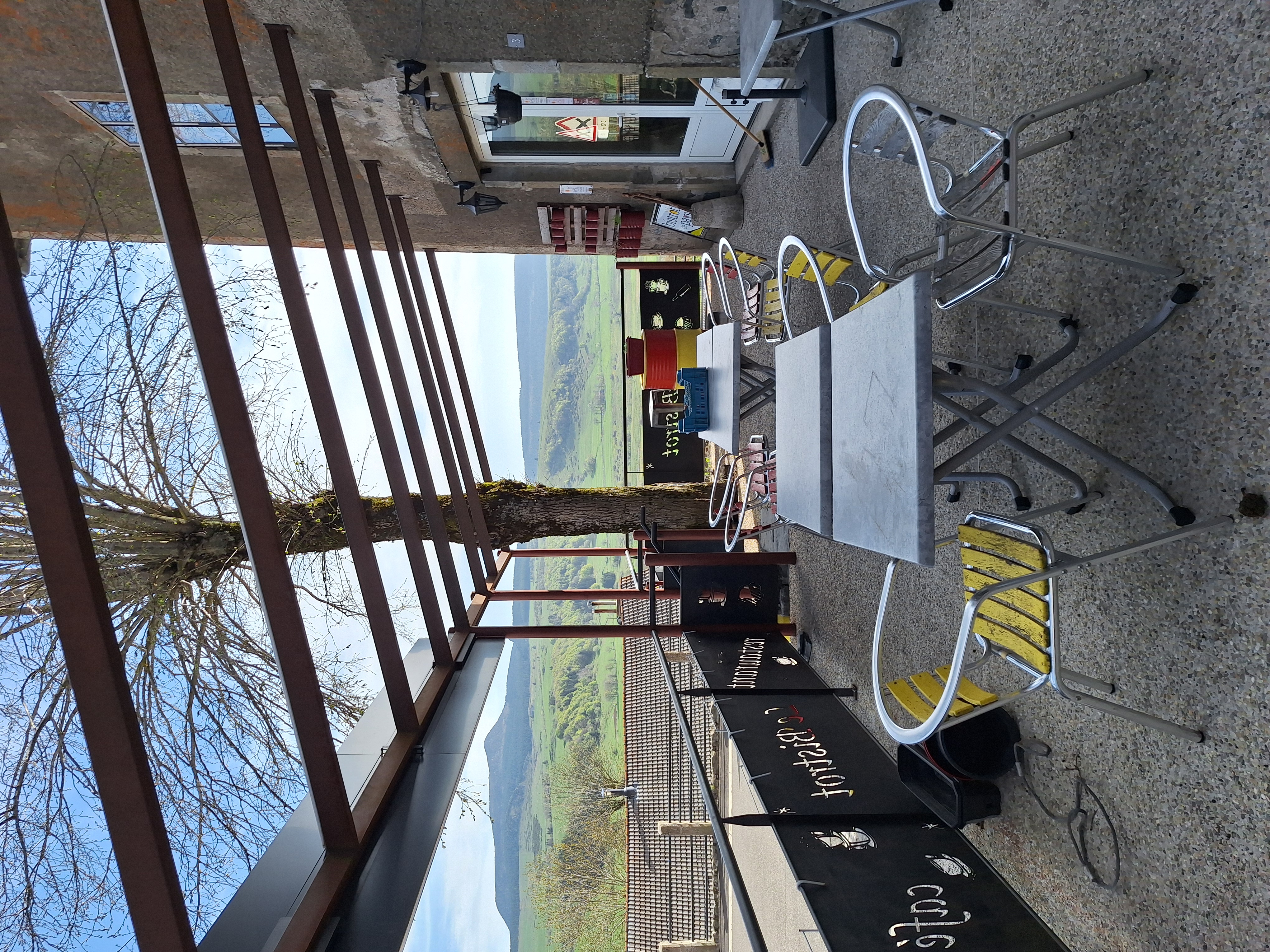 À vendre, fonds de commerce restaurant/bar situé à Chaudeyrolles, au pied du Mézenc, dans un secteur touristique (station de ski, gîtes, nature).
Restaurant comprenant :
40 places en salle
30 places en terrasse
Bar en bois
Grande cuisine équipée
2 réserves
Sanitaires
Matériel en bon état
➡️ Licence IV attachée aux murs (non incluse dans la vente)
💼 Vente pour cause de retraite
💶 Prix : 25 000 € TTC
📞 Pour plus d’informations, me contacter