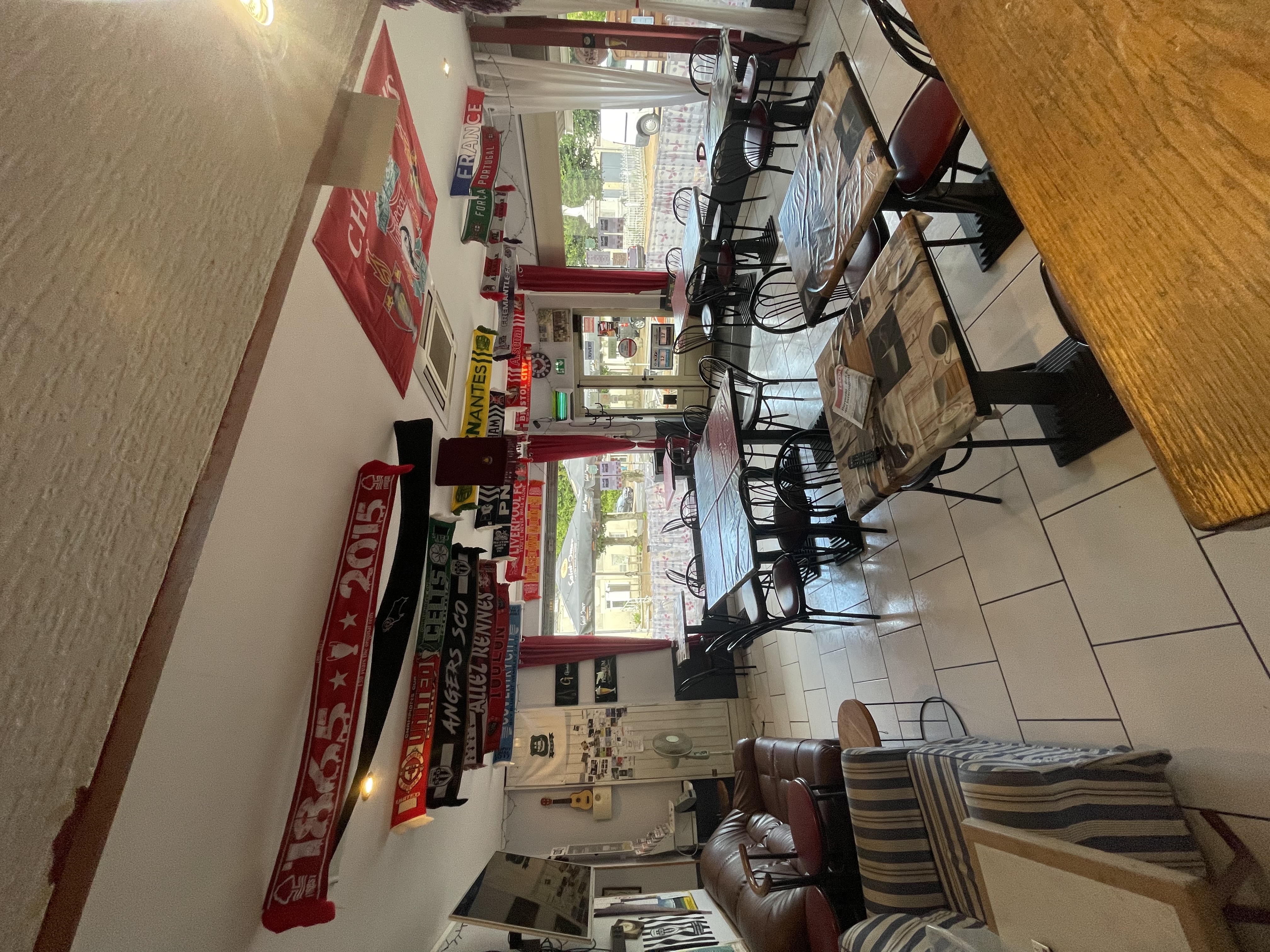 À vendre – Bistrot, Tabac, FDJ

Belle affaire de bistrot – tabac – FDJ, offrant un bon chiffre d’affaires et un réel potentiel de développement.

Cette affaire représente une excellente opportunité pour un couple dynamique souhaitant reprendre un commerce convivial, bien équipé et disposant déjà d’une clientèle établie.

L’établissement bénéficie notamment :

d’une activité bar / bistrot ;
d’un espace Tabac et FDJ ;
d’une activité pizzas deux fois par semaine, rencontrant un beau succès auprès de la clientèle ;
d’une cuisine bien équipée, permettant de développer davantage l’activité de restauration ;
de la climatisation et du chauffage ;
d’un bel espace permettant l’installation ou le développement d’une terrasse ;
de possibilités de stationnement à proximité, un véritable atout pour la clientèle.

L’affaire dispose d’une bonne base d’activité tout en conservant un fort potentiel de développement, notamment sur la restauration, les pizzas, la terrasse ou encore l’élargissement des horaires et services proposés.

Motif de la vente : rapprochement familial.

Une belle affaire clé en main, idéale pour un couple souhaitant s’investir dans un commerce dynamique et convivial.

Informations complémentaires et conditions de vente sur demande.
