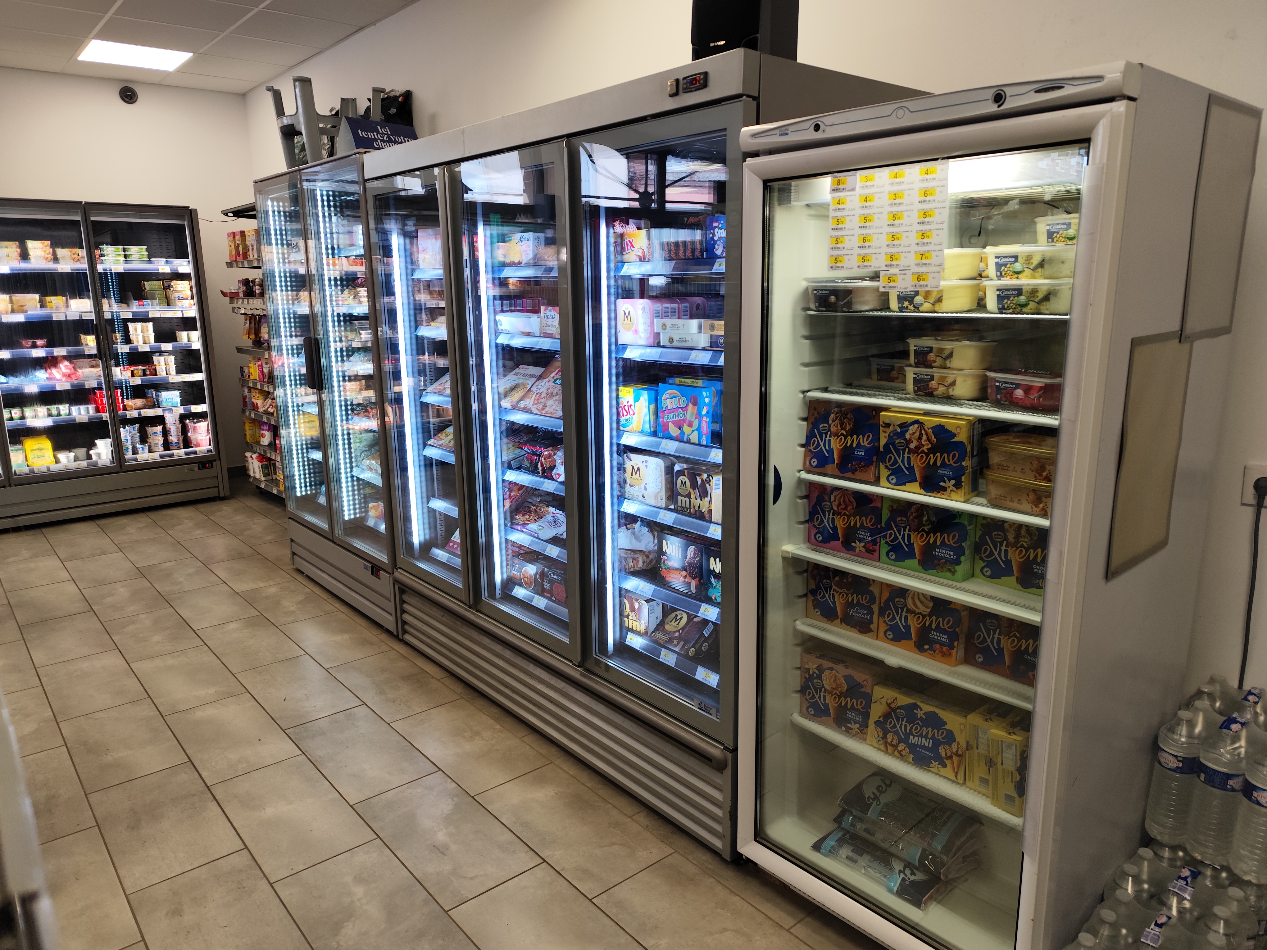 a vendre épicerie enseigne  Vival dans une commune rurale de plus de 1000 habitants
situé a 10mm de Cany Barville et  25mm de Fécamp
épicerie très bien située au cœur du village avec des commerces complémentaires
nombreux stationnement gratuits 
l épicerie propose la FDJ ,la poste ,les colis pickup et colissimo, le retrait d argent et le gaz  
la surface du magasin est d environ 100M²avec une réserve de 30 M²
le matériel est correct et dispose d une chambre froide