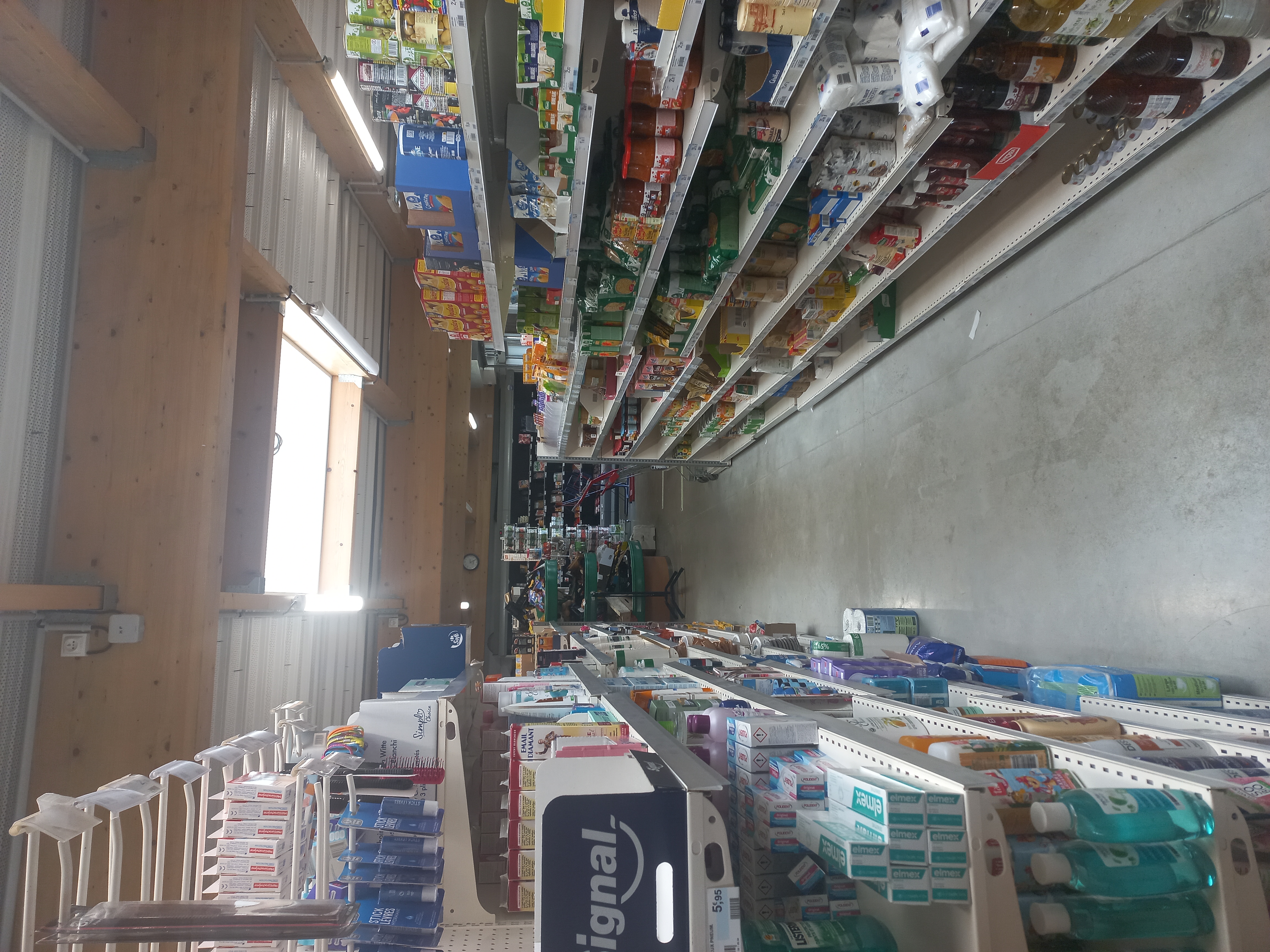 Multiservice 
Bar tabac fdj pmu poste 
Epicerie  gaz colis 
Voir (rayon boucherie  charcuteries ou pas
Restaurant le prix en fonction )
Les murs son à la commune