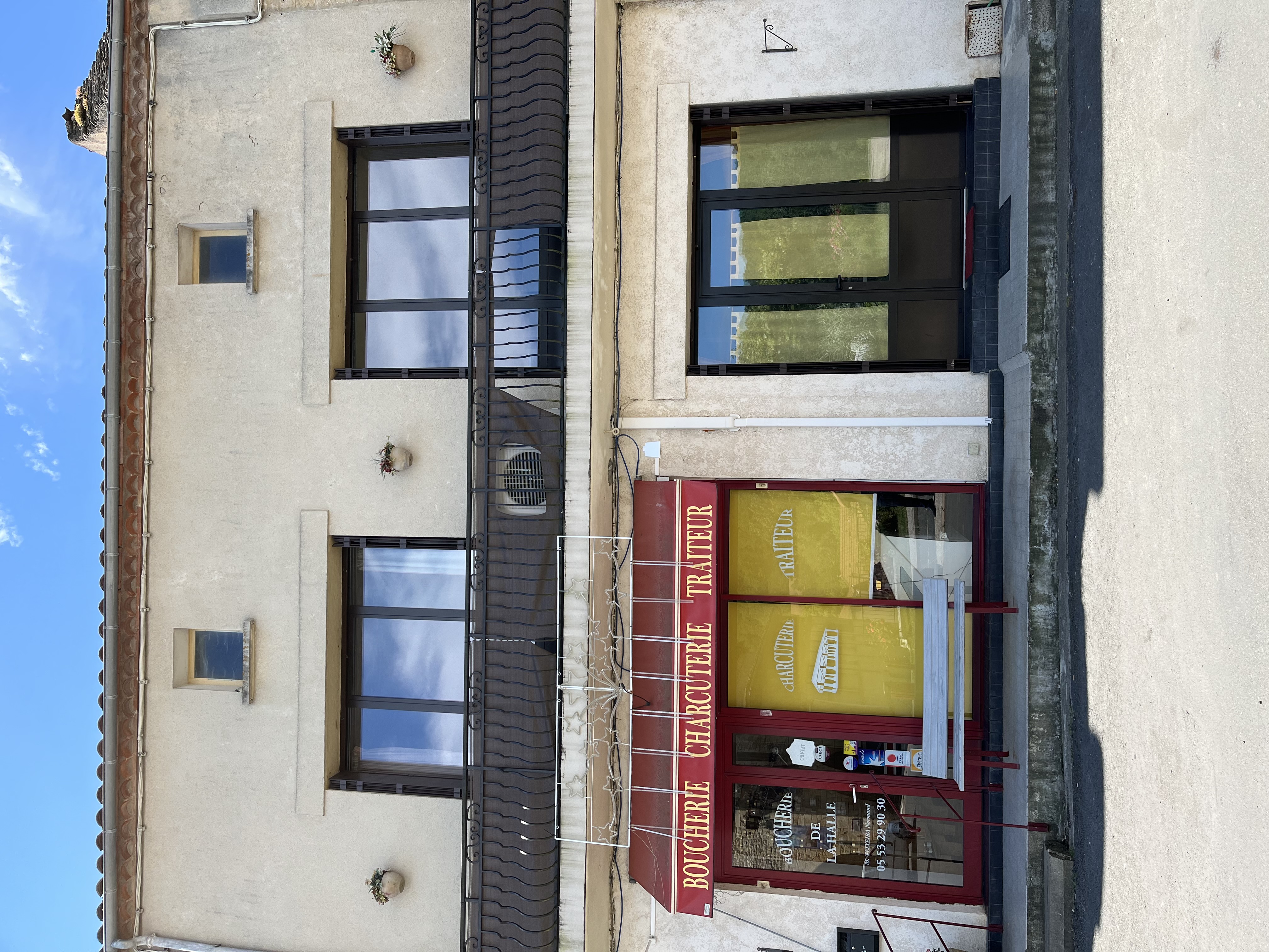 Vente de l'ensemble de l'immeuble maison et commerce ou bien vente du fond avec une location des murs et de la maison d'habitation.